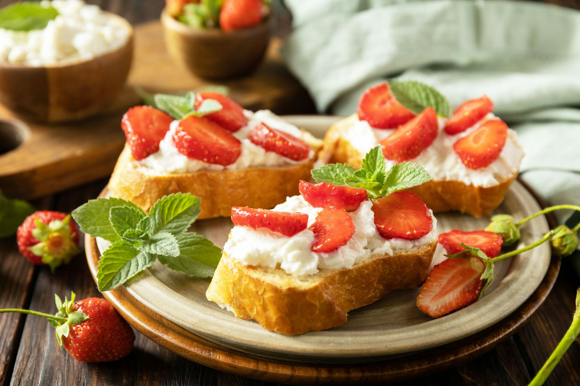 Kennen Sie schon Beerentoastfrühstück? Hier kommt das Rezept für Toast mit Erdbeeren.
