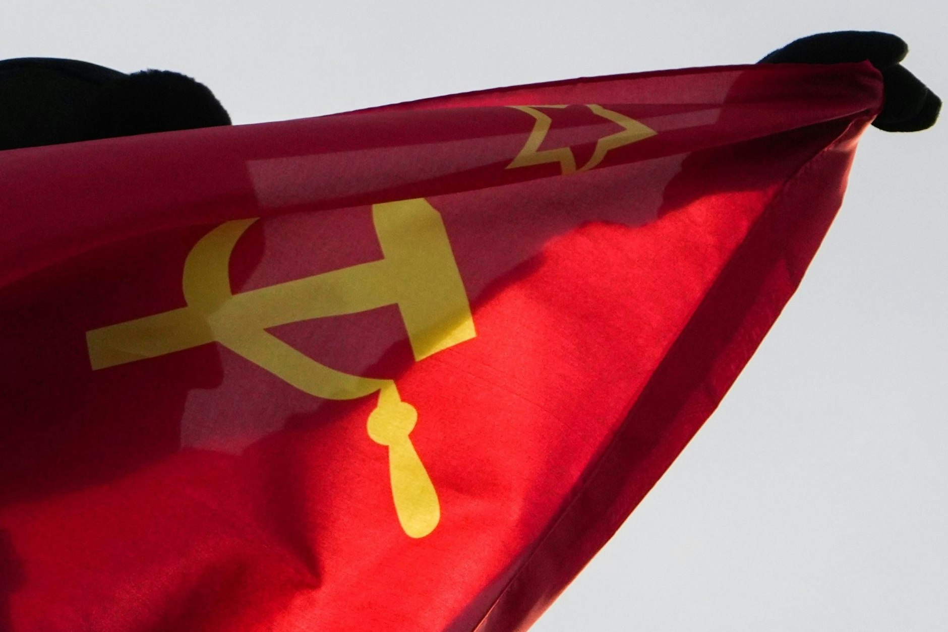 Sowjet-Flagge wird am 8.- und 9. Mai verboten: Im aktuellen Kontext könnten die Flaggen der UdSSR jedenfalls als Sympathiebekundung für die Kriegsführung verstanden werden. Der damit einhergehende „Eindruck eines Siegeszuges“ beeinträchtige die Würde der Opfer und gefährde den öffentlichen Frieden“ heißt es zur Begründung.