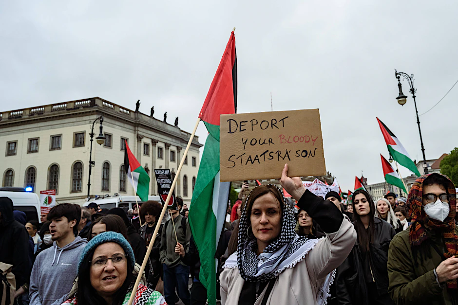 Menschen demonstrierten gegen die mögliche Abschiebung vierer Menschen in Berlin.