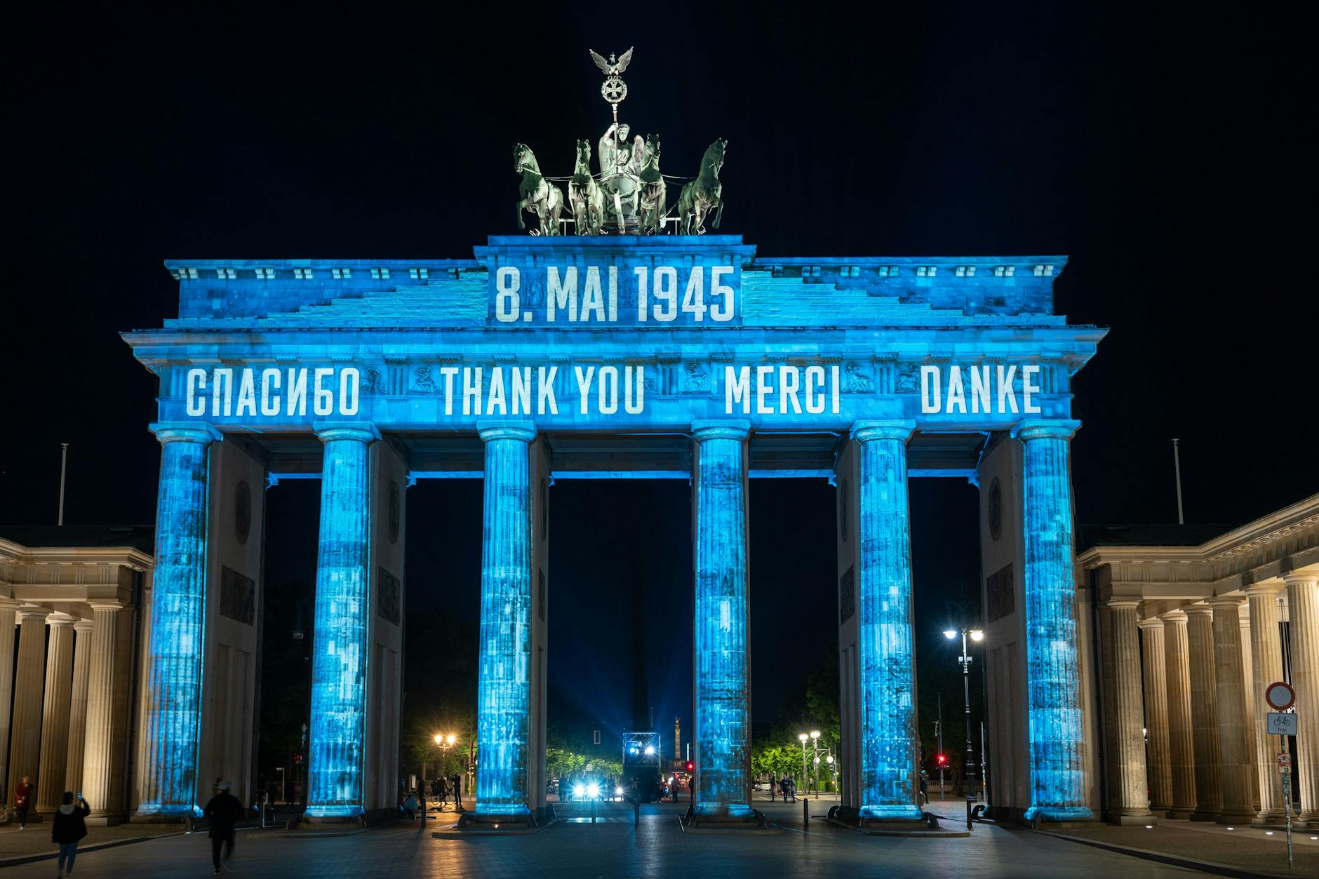 Einmaliger Feiertag: Am 8. Mai 2025 hat ganz Berlin frei. Das Brandenburger Tor, hier zum Gedenktag 2020, strahlt in Blau.„Danke“ leuchtet auf russisch, englisch, französisch und deutsch.