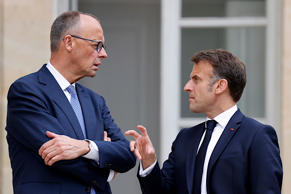 Bundeskanzler Friedrich Merz (l.) mit dem französischen Präsidenten Emmanuel Macron am Mittwoch im Garten des Élysée-Palastes in Paris.