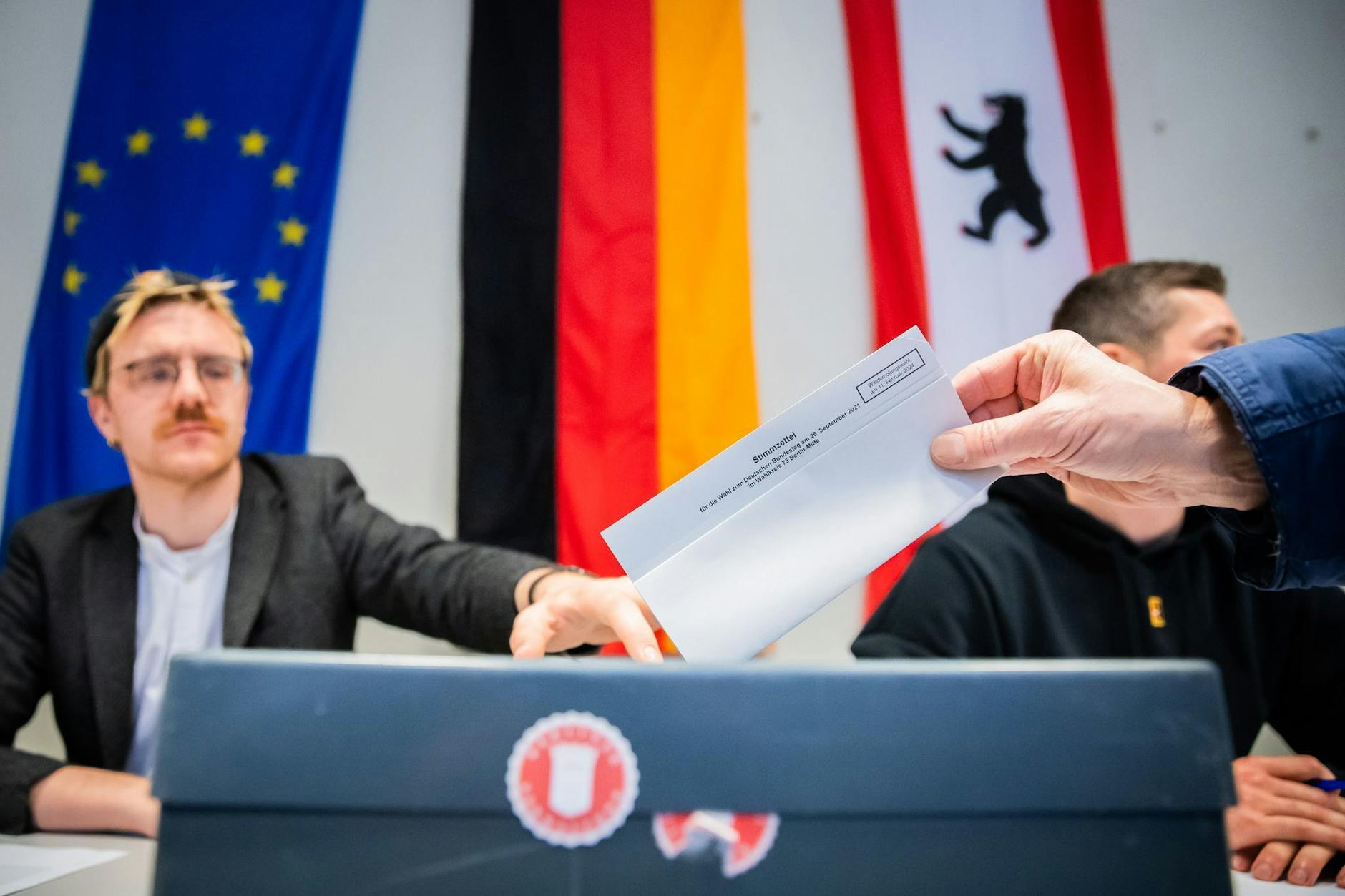 Ein Mann wählt im Wahllokal 107 in der Linienstraße 162 in Berlin-Mitte.