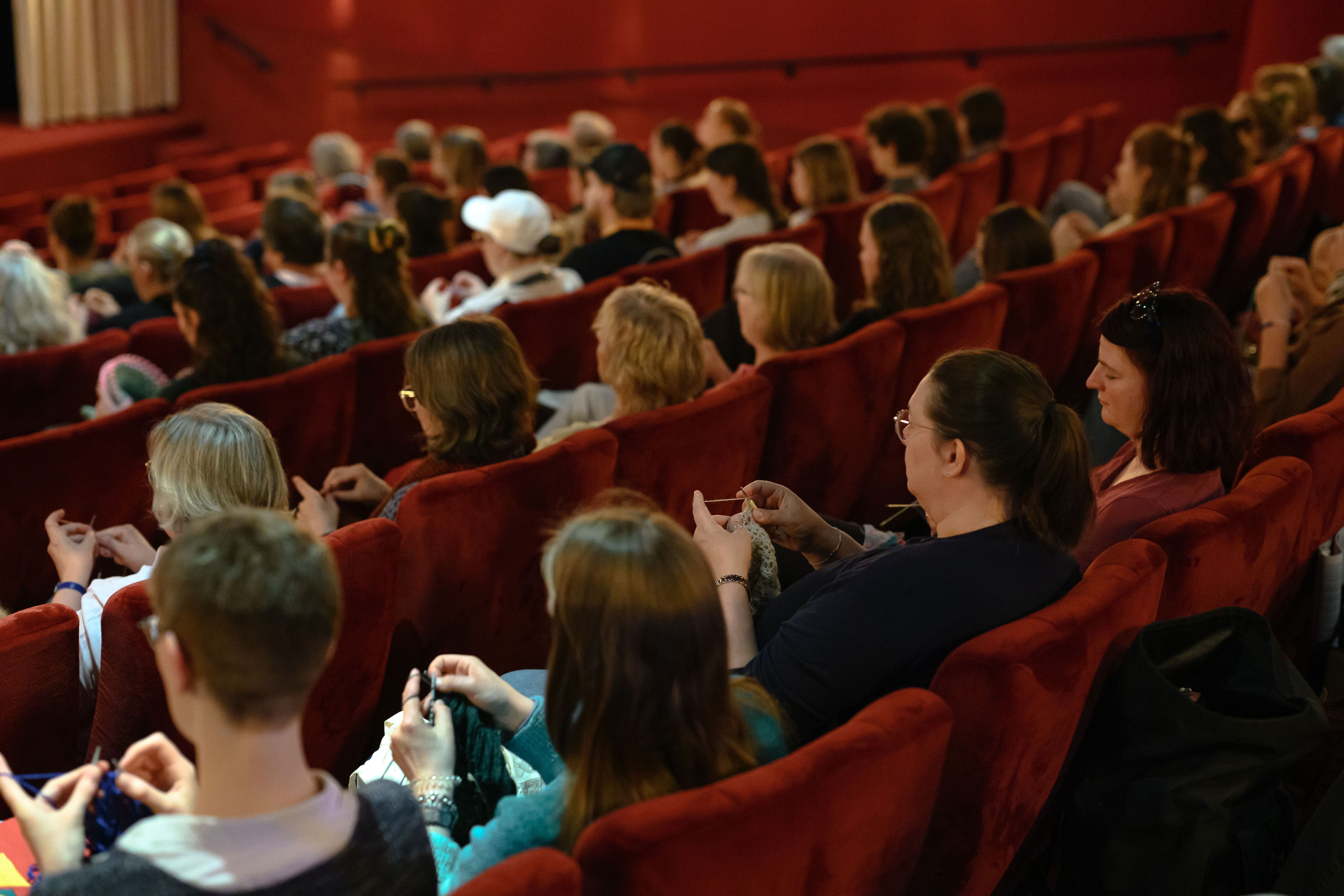 Neue Handarbeits-Generation: Zum Stricken ins Kino