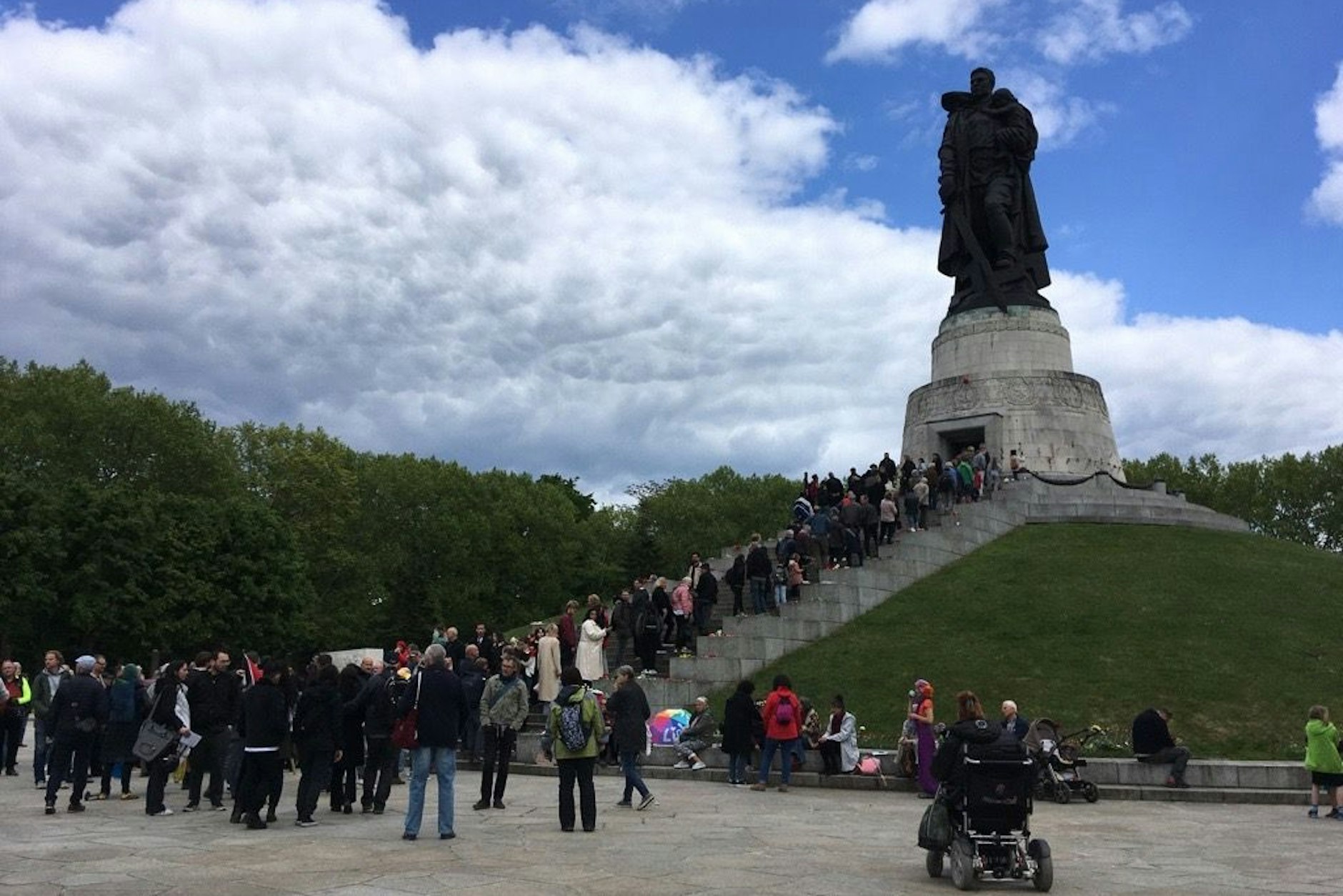 Hunderte sind am Donnerstagnachmittag zum Sowjetischen Ehrenmal nach Treptow gekommen.