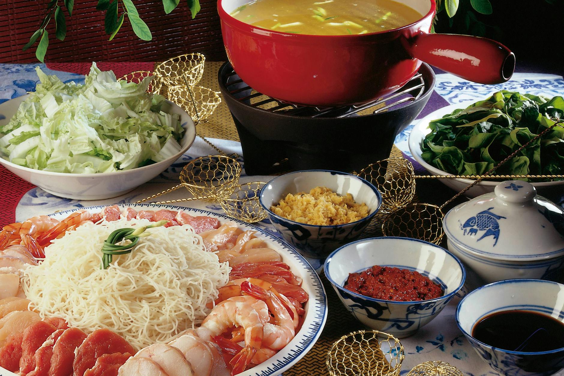 Alle Zutaten für den Chinesischen Feuertopf werden frisch zubereitet auf den Tisch gestellt. Erst im Feuertopf und den Schälchen verwandeln sie sich in die fertige Speise.