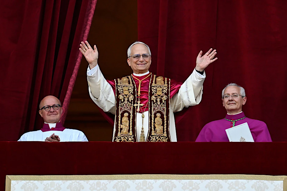 Vatikanstadt: Der neu gewählte Papst Leo XIV. erscheint auf dem Balkon des Petersdoms.