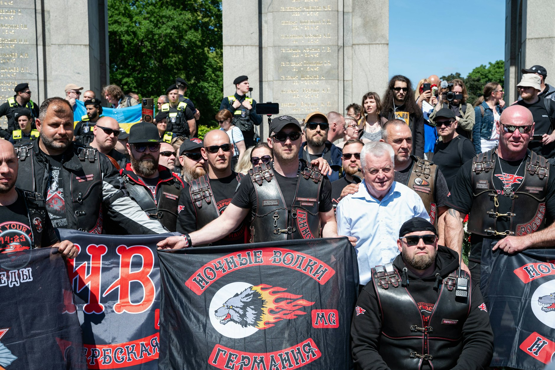 Mitglieder des Rockerclubs Nachtwölfe legen am „Tag des Sieges“ vor dem Sowjetischen Ehrenmal im Tiergarten im vergangenen Jahr Blumen und Kränze nieder. Dieses Jahr kommen sie wieder.