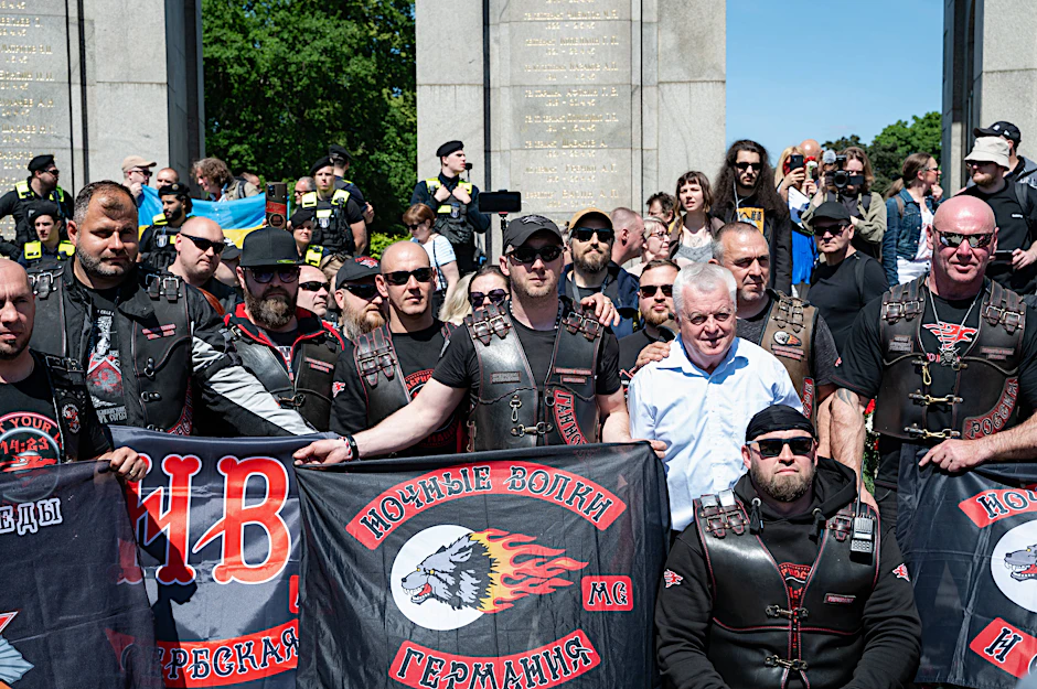 Mitglieder des Rockerclubs Nachtwölfe legen am „Tag des Sieges“ vor dem Sowjetischen Ehrenmal im Tiergarten im vergangenen Jahr Blumen und Kränze nieder. Dieses Jahr kommen sie wieder.