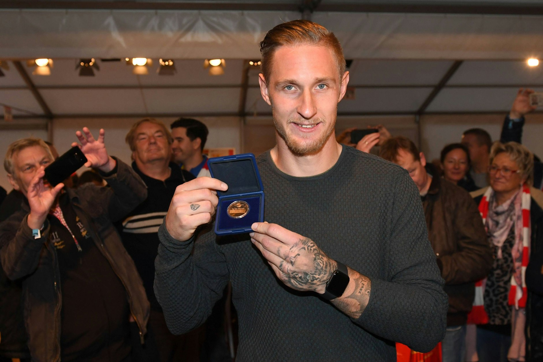 Sebastian Polter hat schon das, was Leopold Querfeld gerne hätte: Die Medaille zum Tor des Monats der ARD-Sportschau.