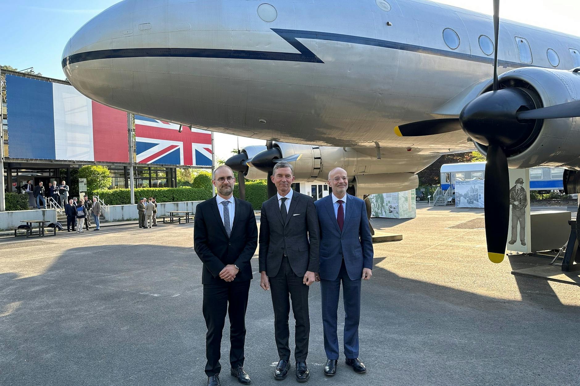 Bild ohne Russe: Die Vertreter der West-Alliierten, von linkes: Der US-amerikanische Geschäftsträger in Deutschland, Alan Meltzer, der britische Botschafter Andrew Mitchell und der französische Gesandte Emmanuel Suquet.