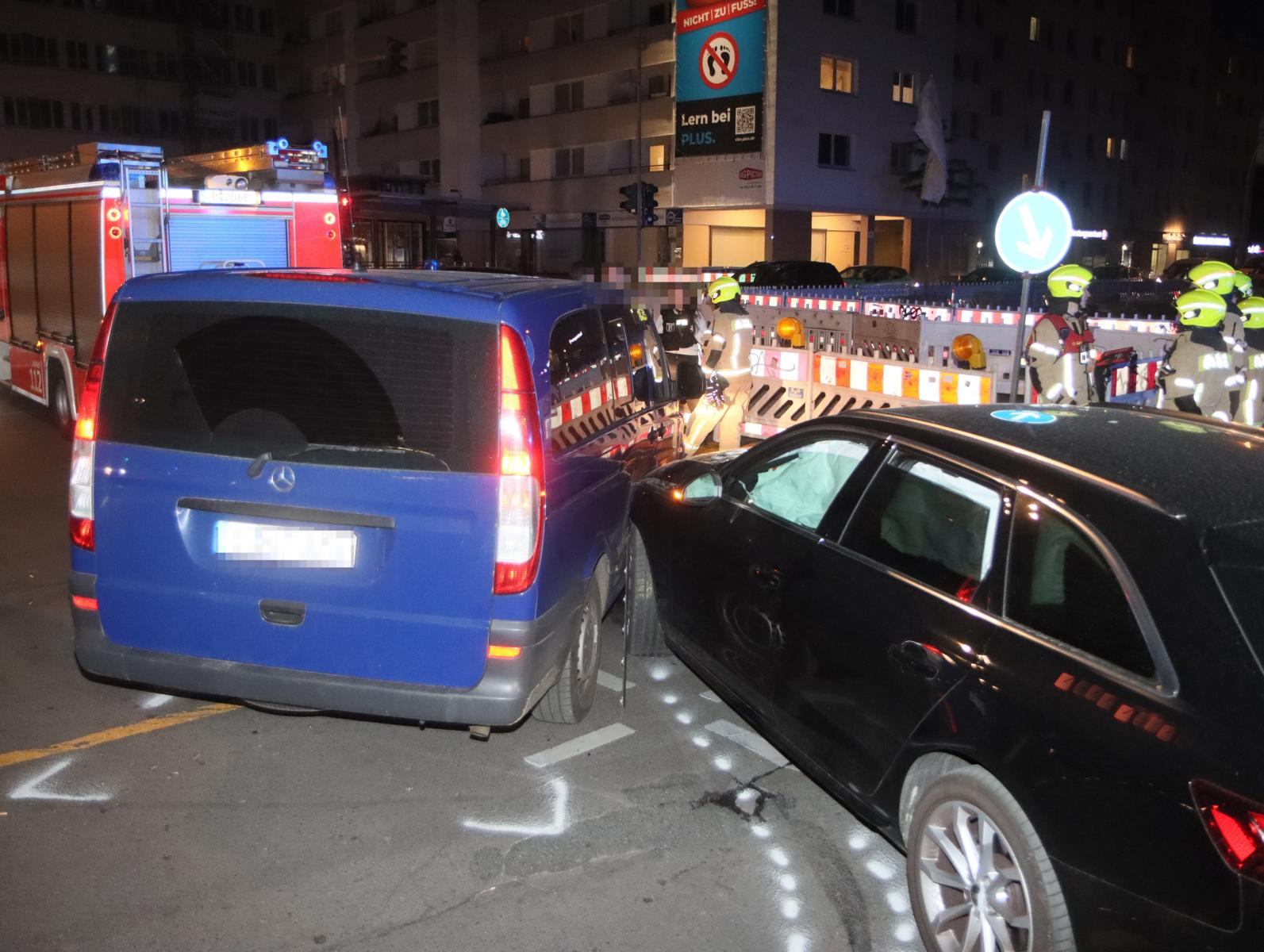 Schock-Crash in Berlin: Audi rammt getarnten Gefangenentransporter!