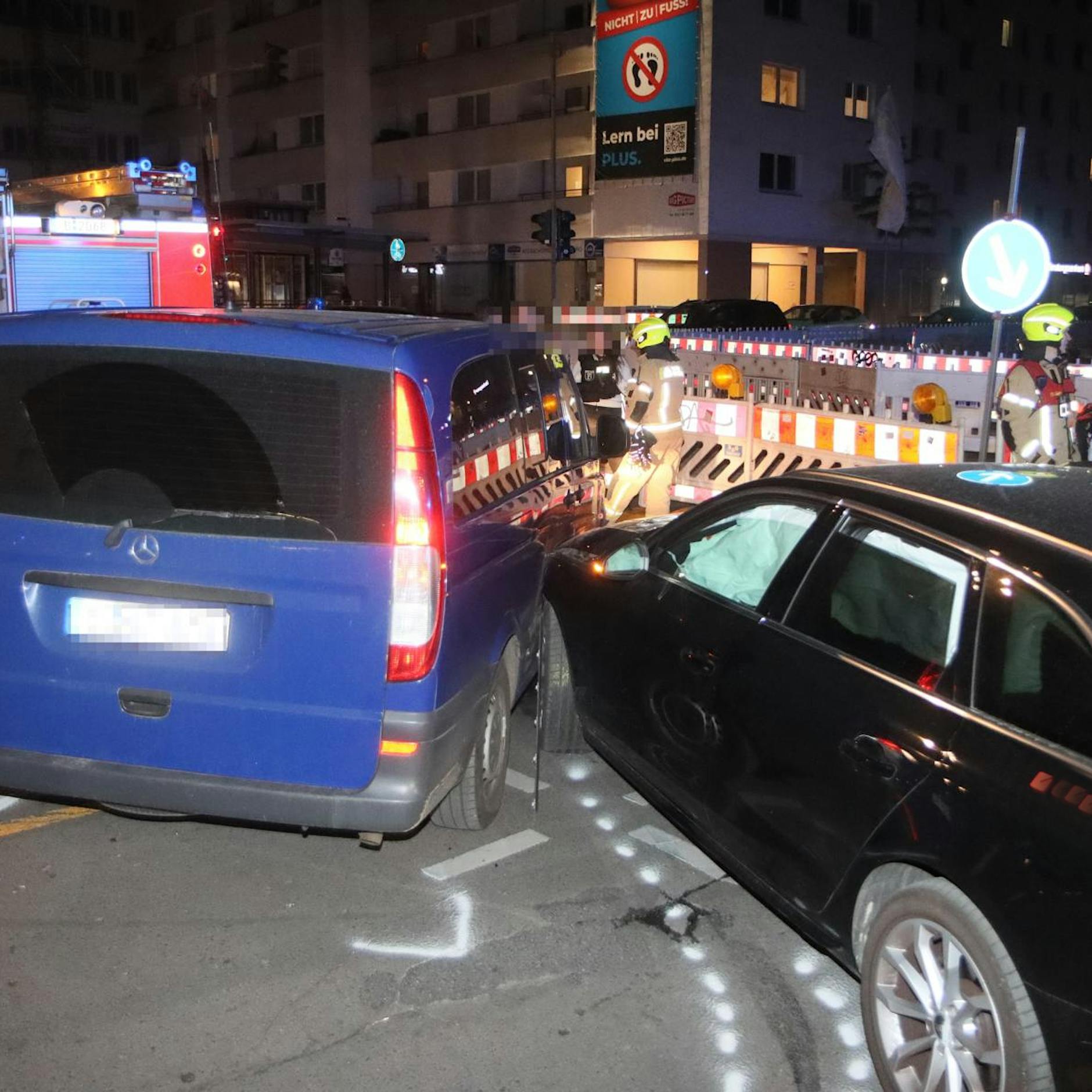 Schock-Crash in Berlin: Audi rammt getarnten Gefangenentransporter!