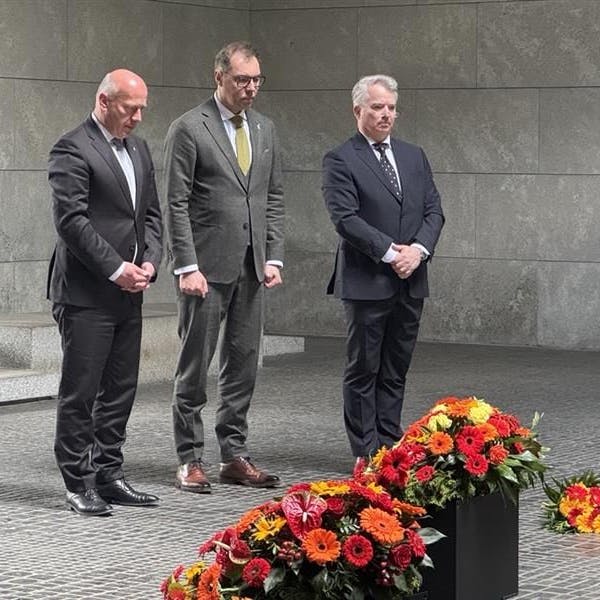 Olkesij Makeiev (Mitte) ist an der Neuen Wache.