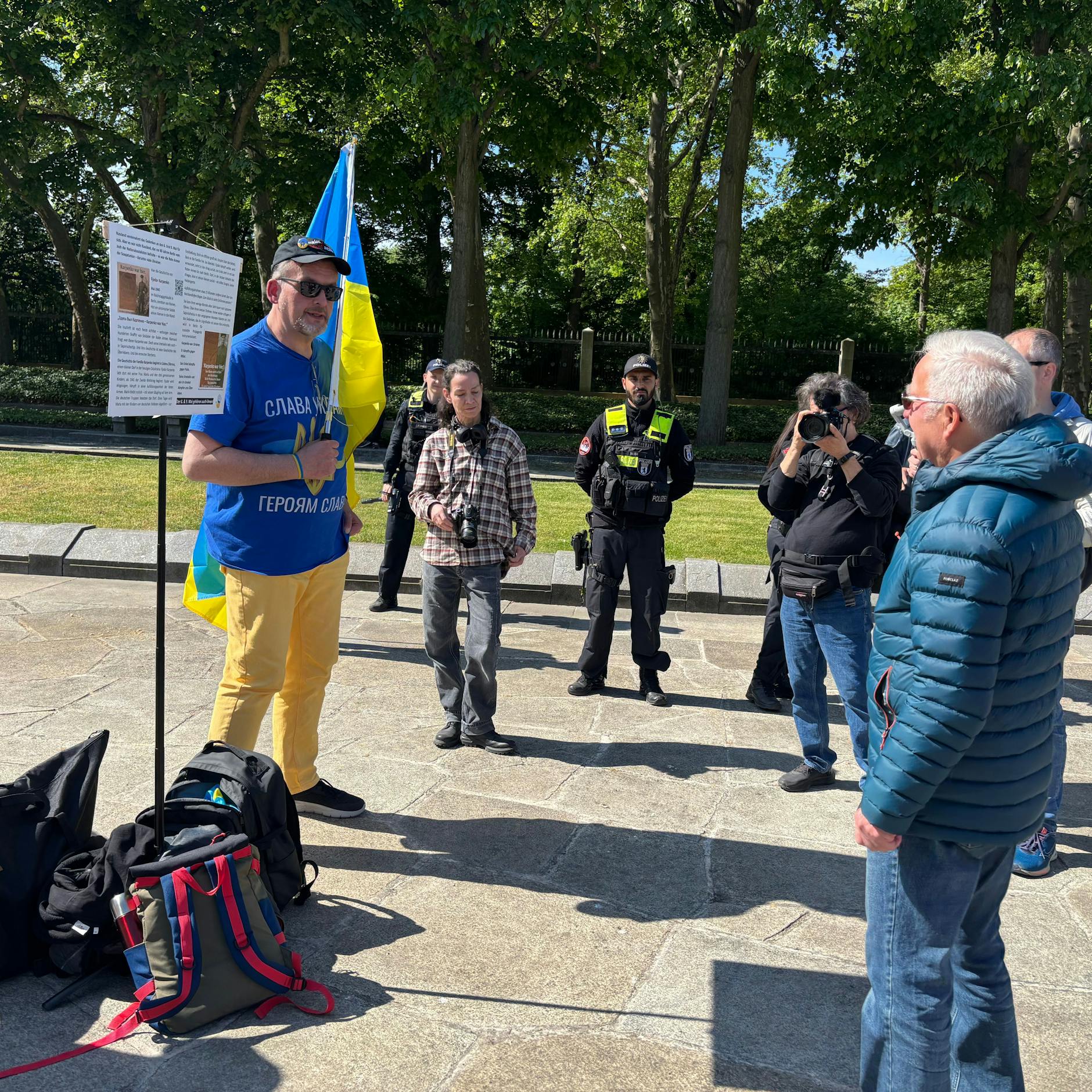 Am Ehrenmal in Treptow werden Demonstranten mit Ukraine-Flaggen heftig kritisiert.
