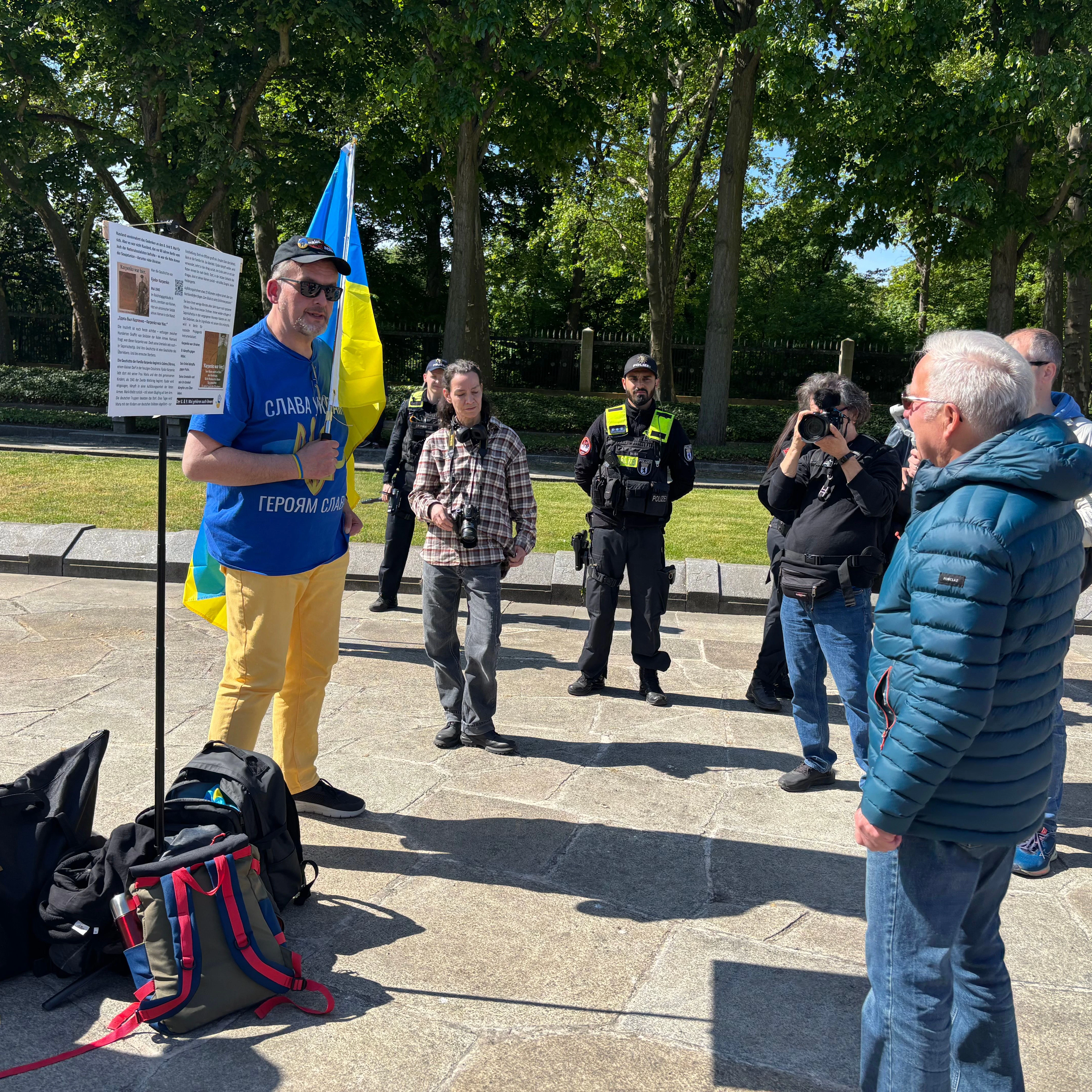 Am Ehrenmal in Treptow werden Demonstranten mit Ukraine-Flaggen heftig kritisiert.
