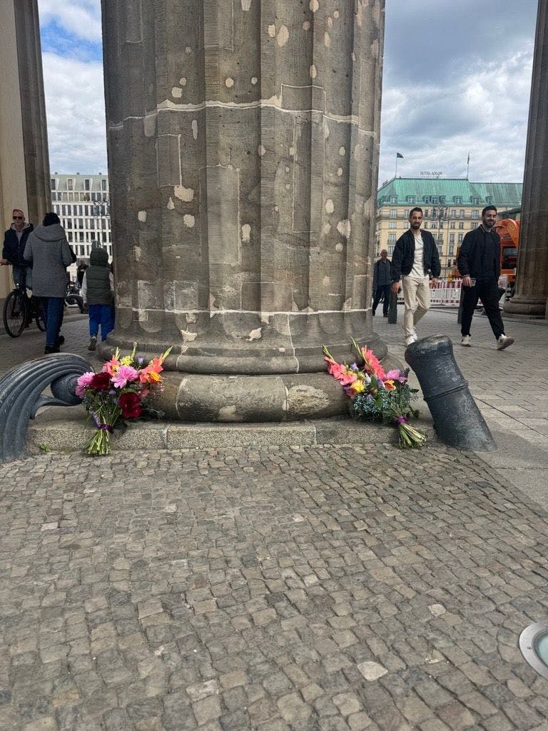 Blumen wurden am Brandenburger Tor abgelegt.