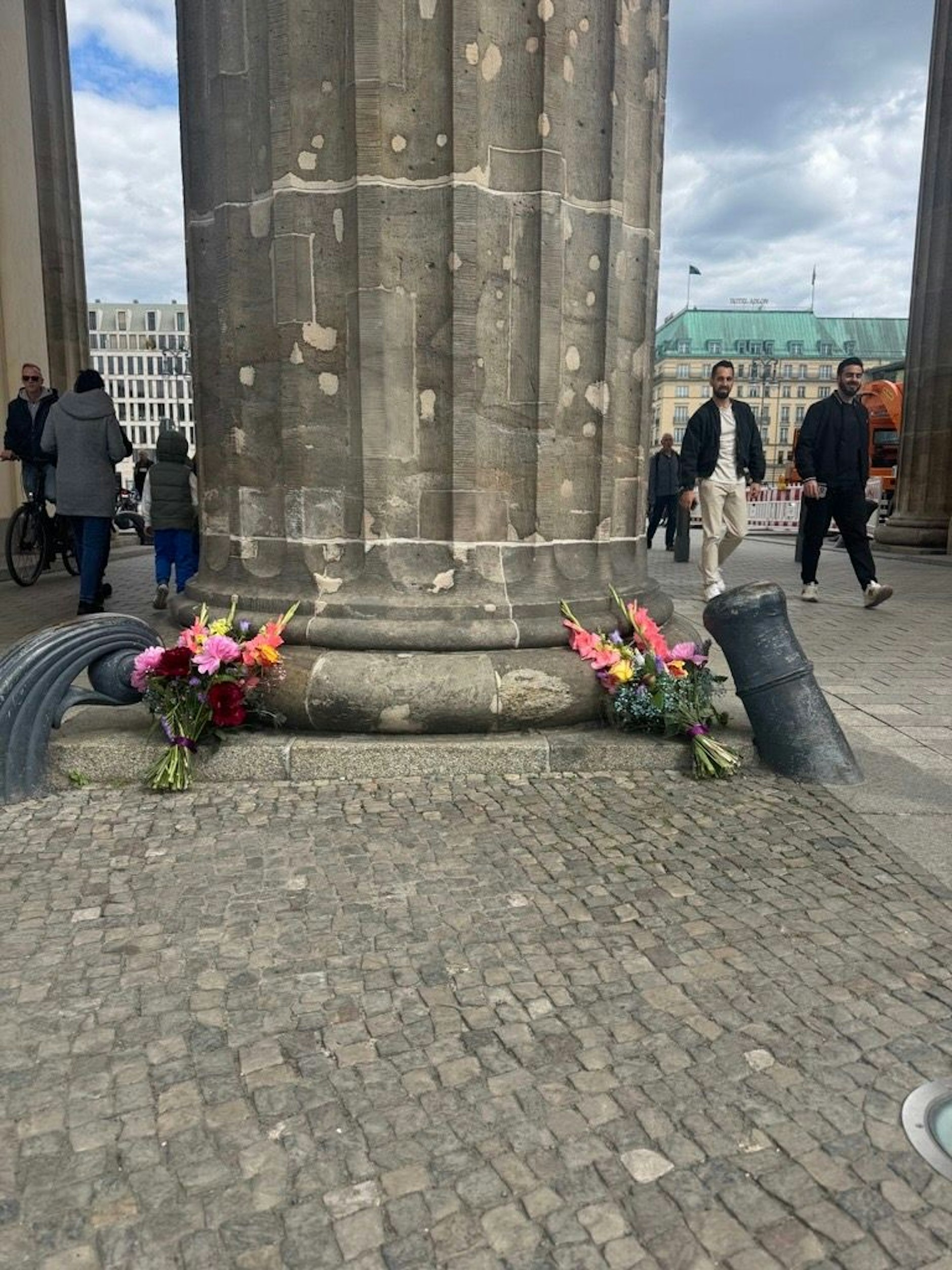 Blumen wurden am Brandenburger Tor abgelegt.