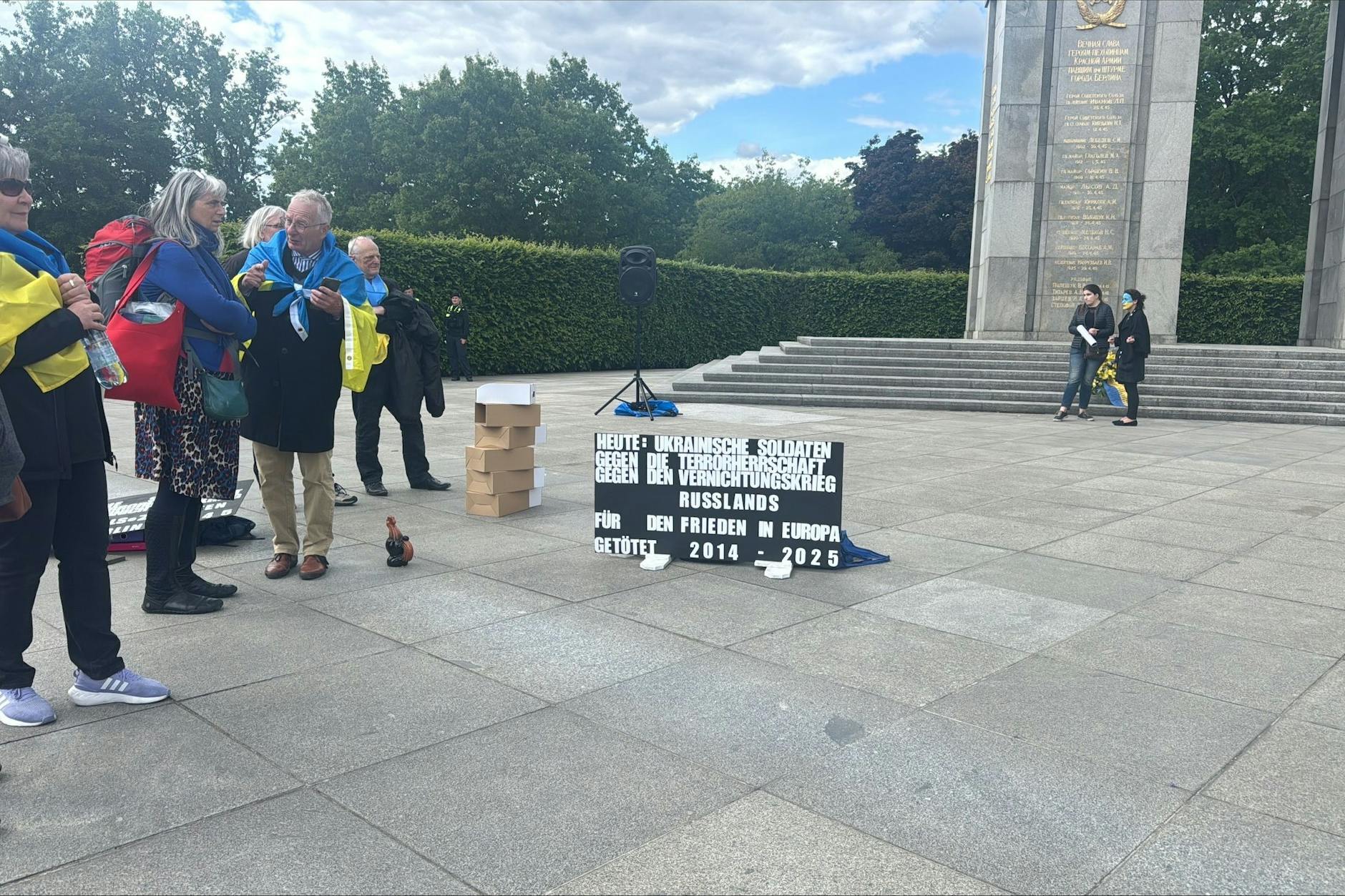 Proukrainische Demonstranten in Tiergarten.