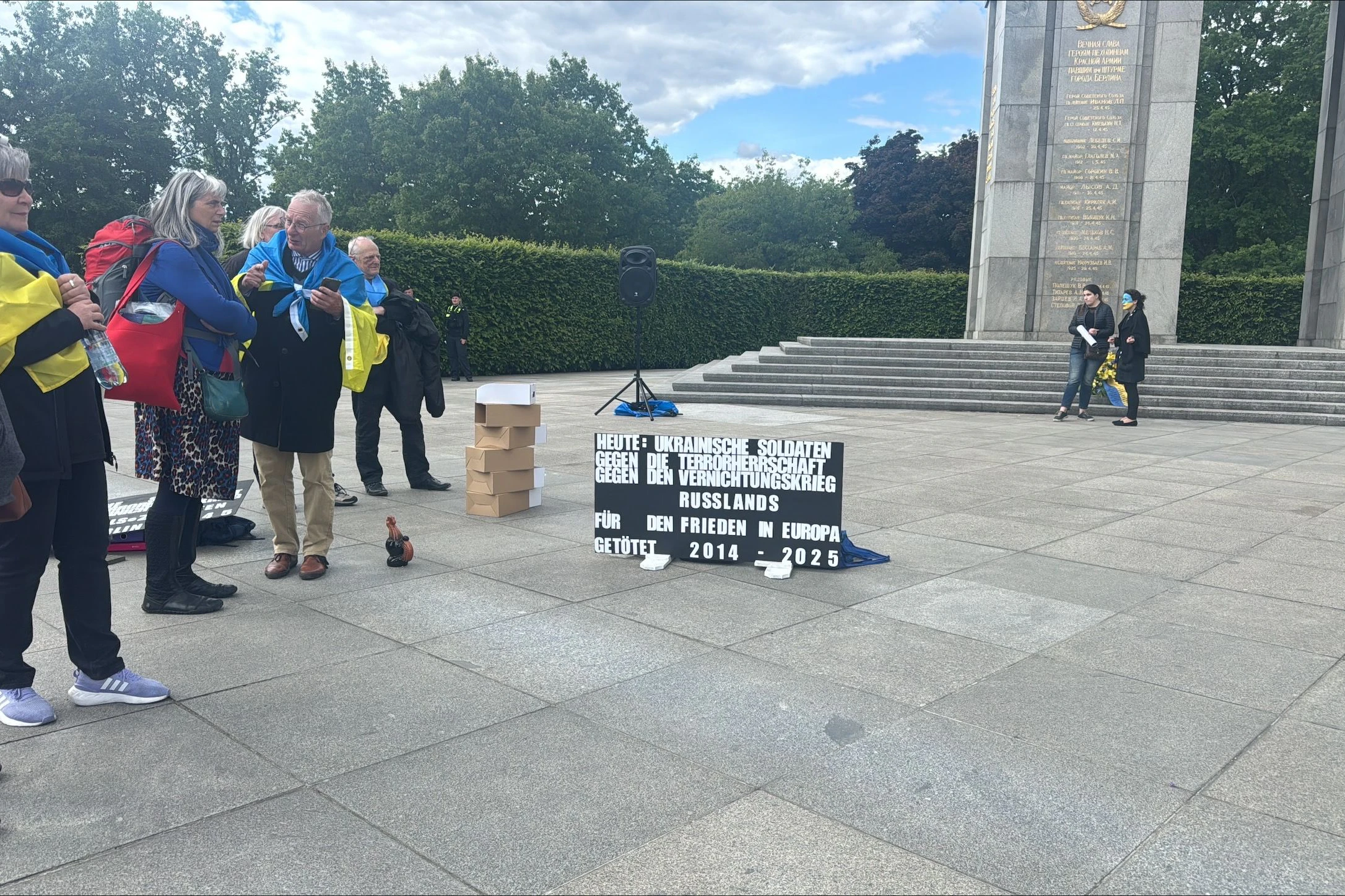 Proukrainische Demonstranten in Tiergarten.
