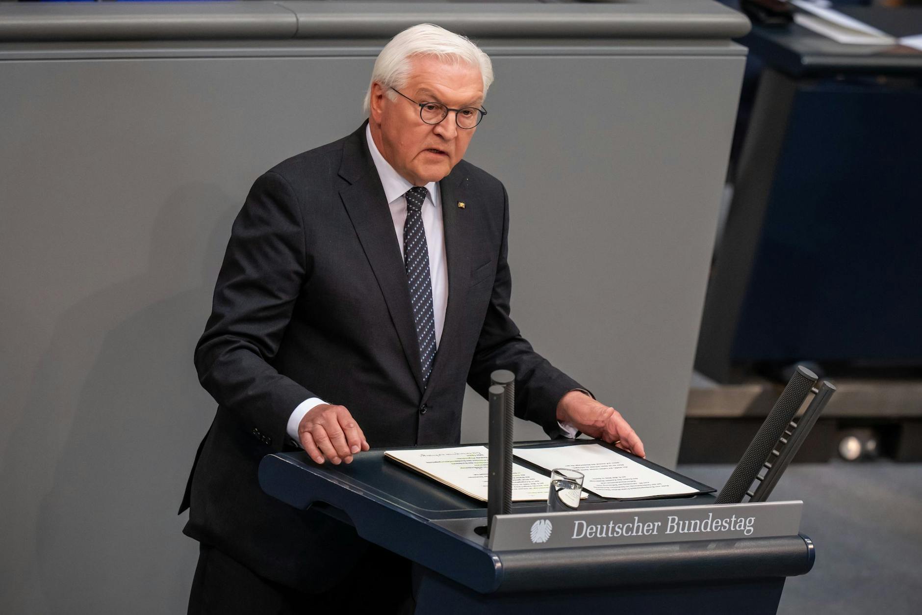 Bundespräsident Frank-Walter Steinmeier spricht in der Gedenkstunde zum 80. Jahrestag des Endes des Zweiten Weltkriegs im Bundestag.