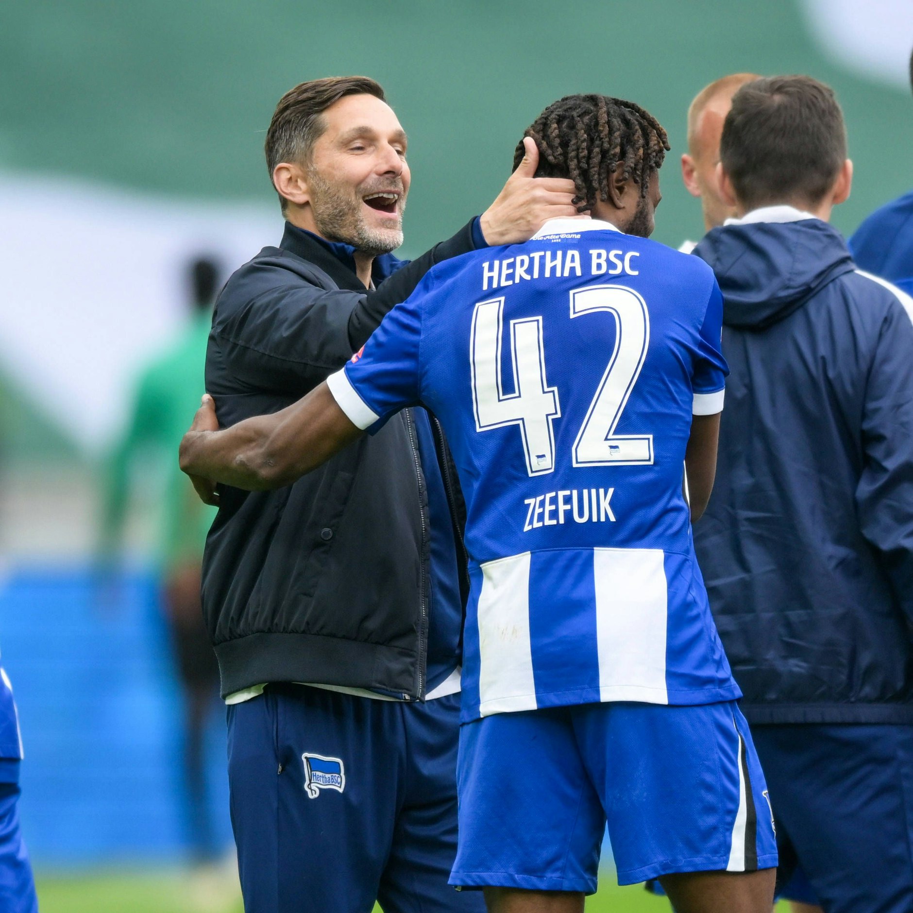 Hertha-Trainer Stefan Leitl und Deyo Zeefuik, zwei die sich gut verstehen.