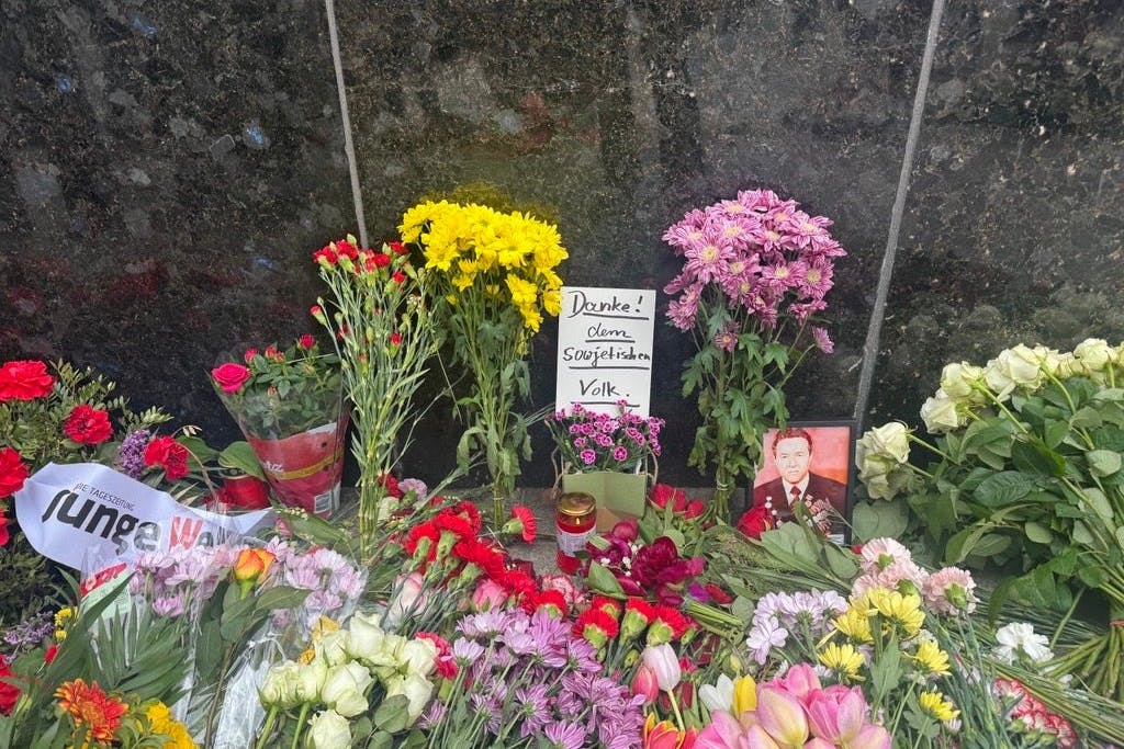 Dutzende Blumen am Ehrenmal in Tiergarten