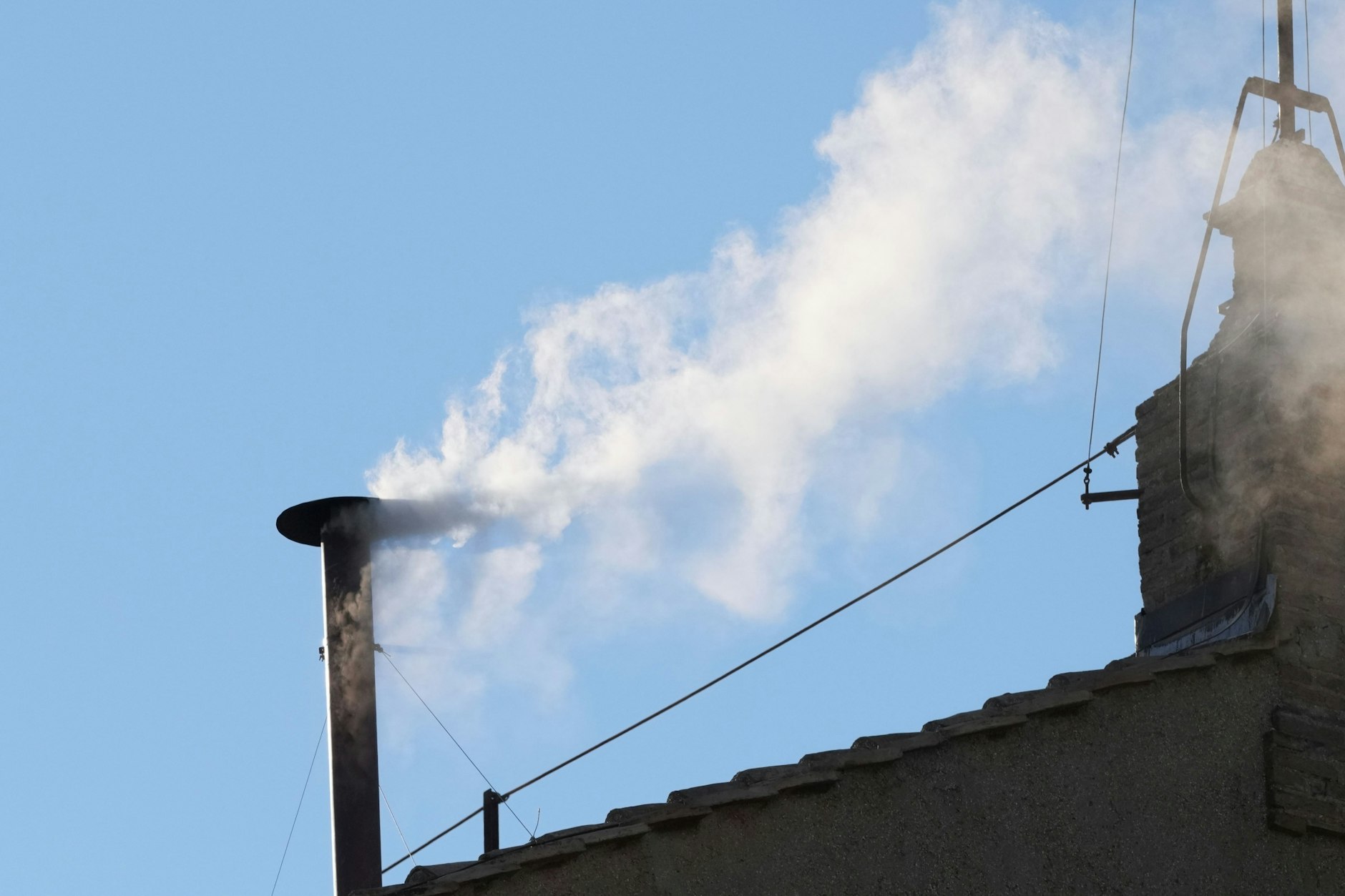 Vatikanstadt: Weißer Rauch quillt aus dem Schornstein der Sixtinischen Kapelle während des Konklaves zur Wahl eines neuen Papstes im Vatikan. Die katholische Kirche hat einen neuen Papst.