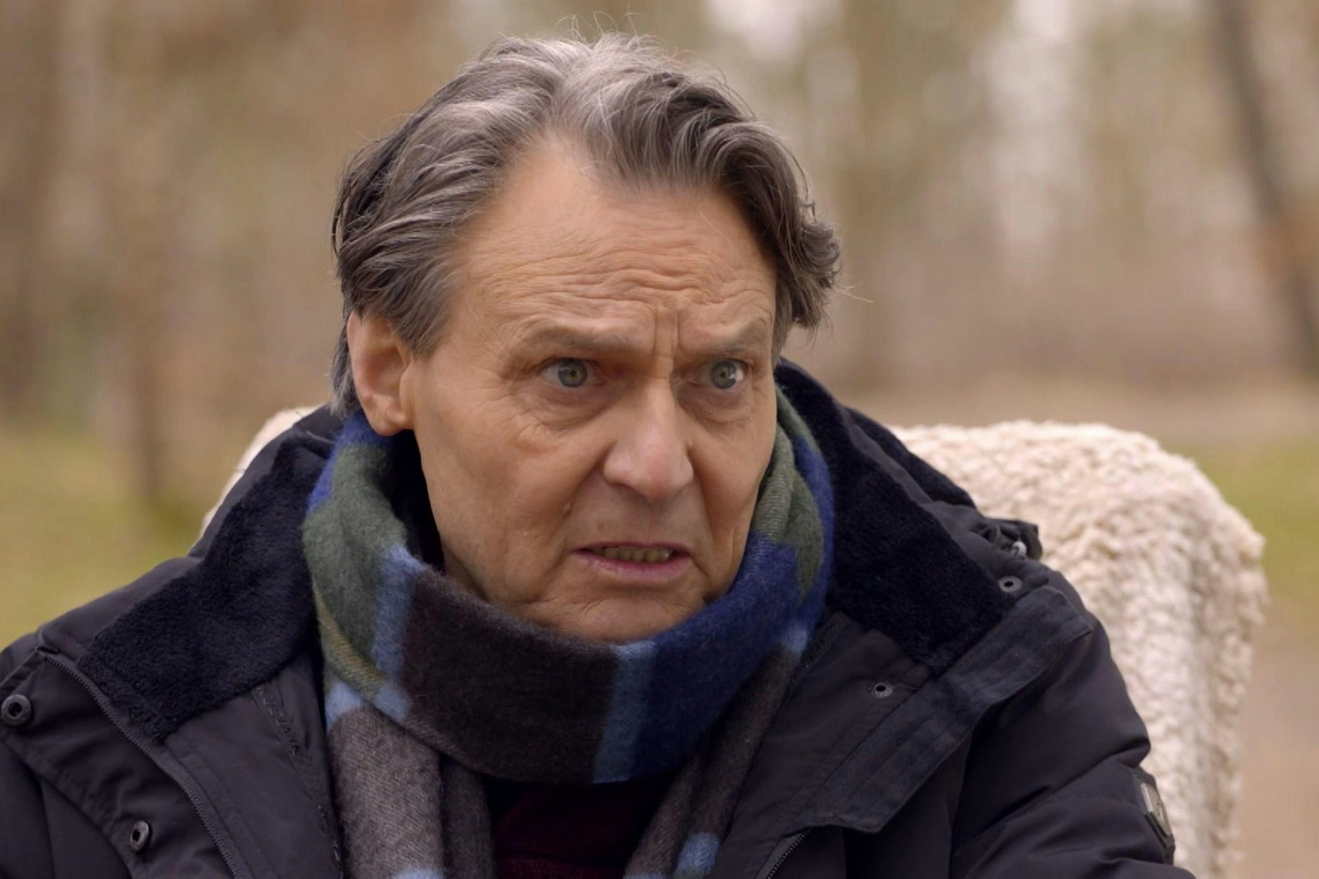 Jo Gerner (Wolfgang Bahro) kann nicht glauben, dass sich seine Frau von ihm trennt.