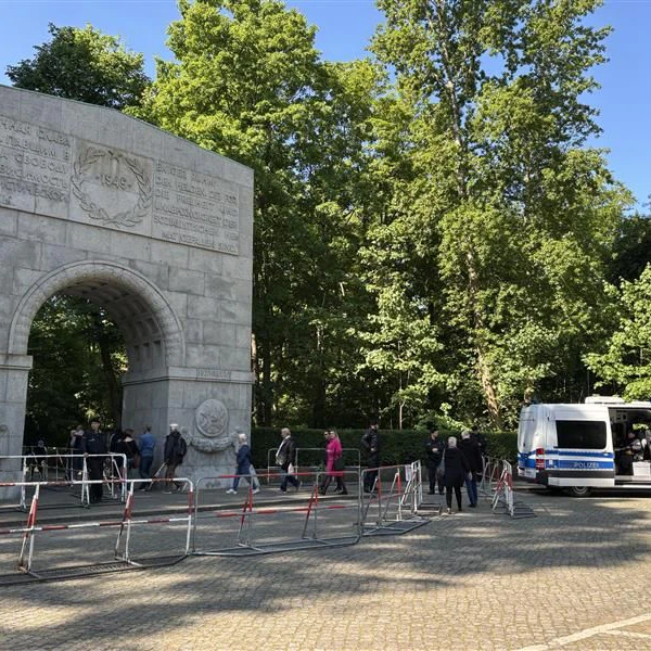Menschen finden sich am Sowjetischen Ehrenmal in Treptow ein.