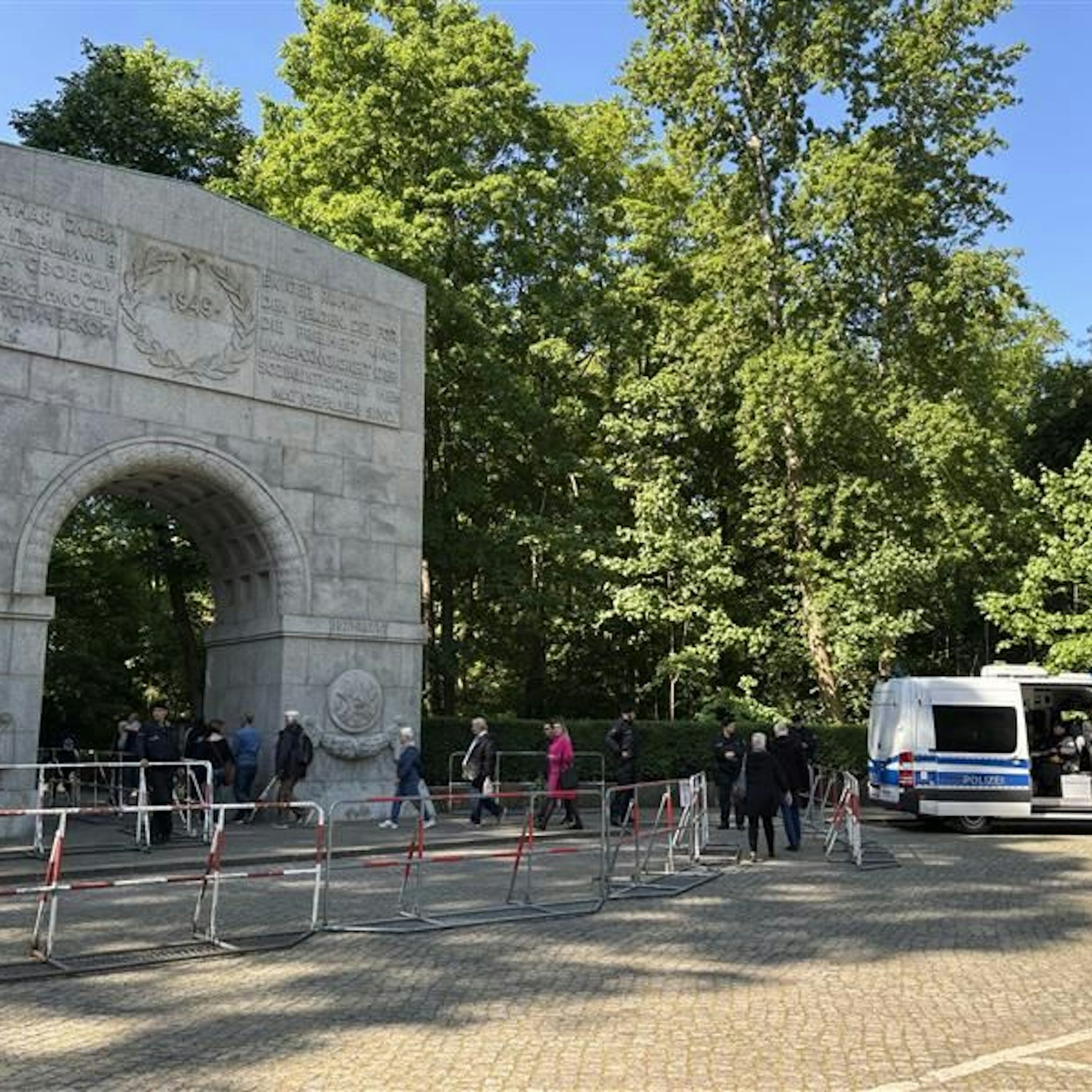 Menschen finden sich am Sowjetischen Ehrenmal in Treptow ein.