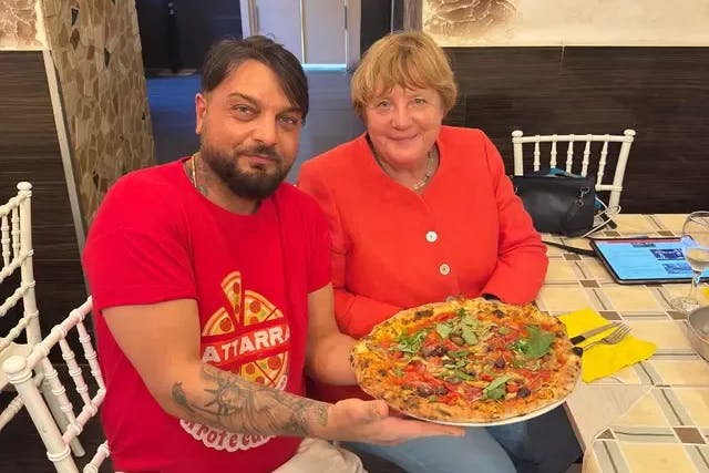 Pizza und Selfie: Angela Merkel überrascht Pizzeria bei Neapel.