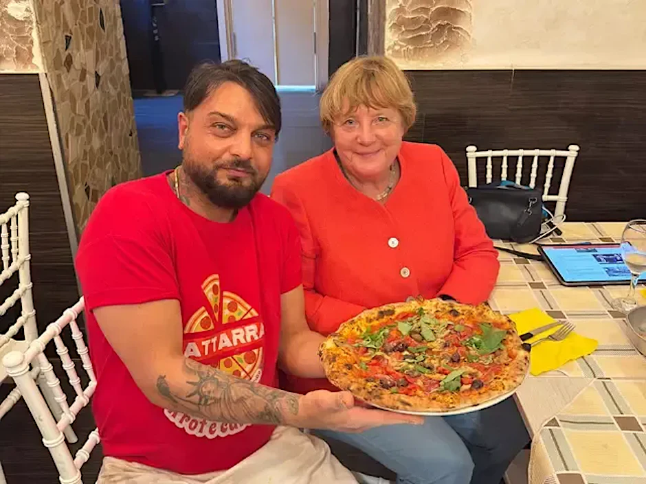 Angela Merkel: Überraschungsbesuch in einer Pizzeria in Neapel – Video geht viral