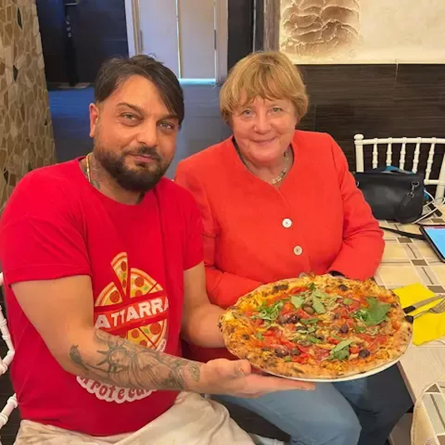Angela Merkel privat: Überraschungsbesuch in einer Pizzeria in Neapel – Video geht viral