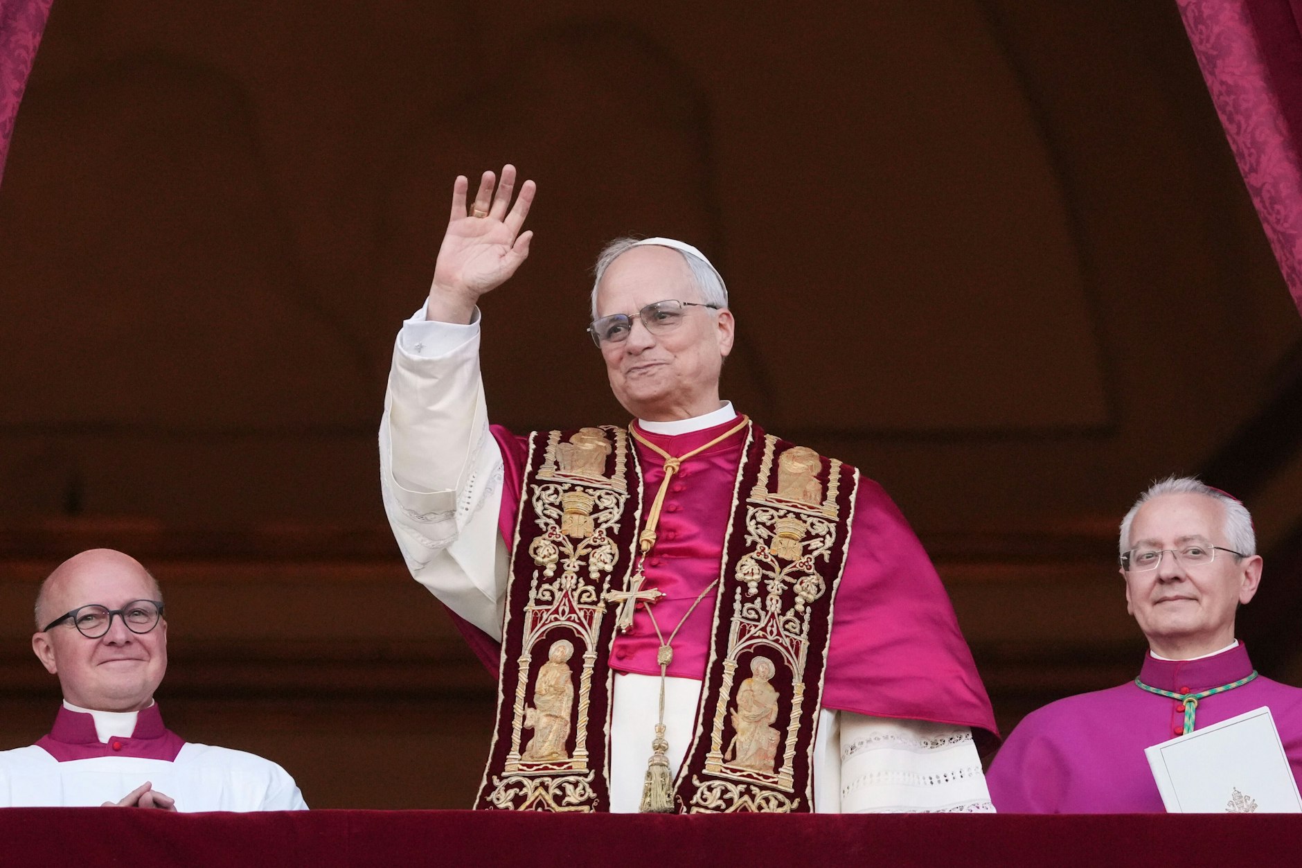 Der neu gewählte Papst Leo XIV., der US-Amerikaner Robert Prevost, winkt nach dem Konklave auf dem Balkon des Petersdoms im Vatikan.