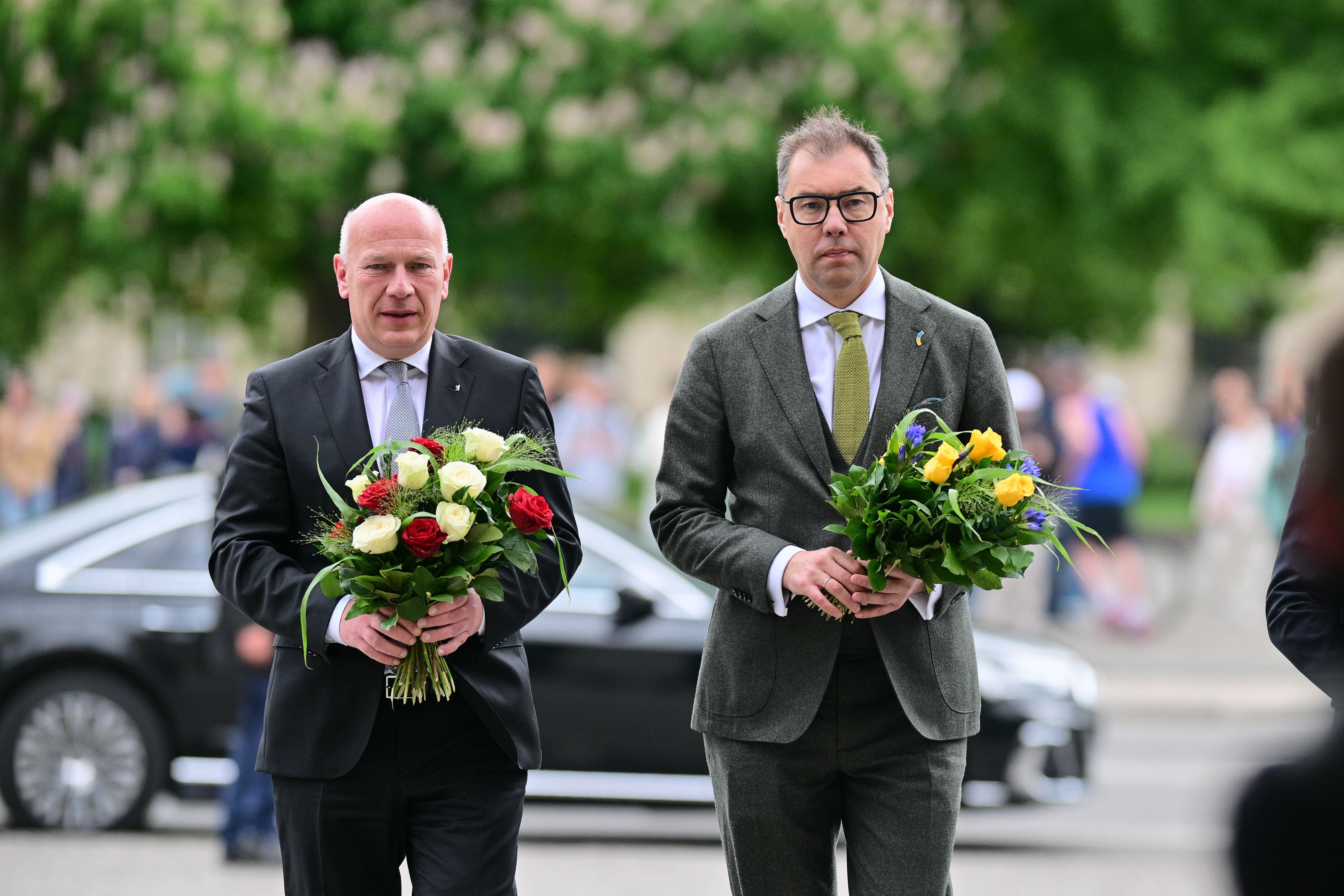 8. Mai: Ukrainischer Botschafter legt Blumen Unter den Linden nieder, Friedensaktivisten protestieren in Tiergarten