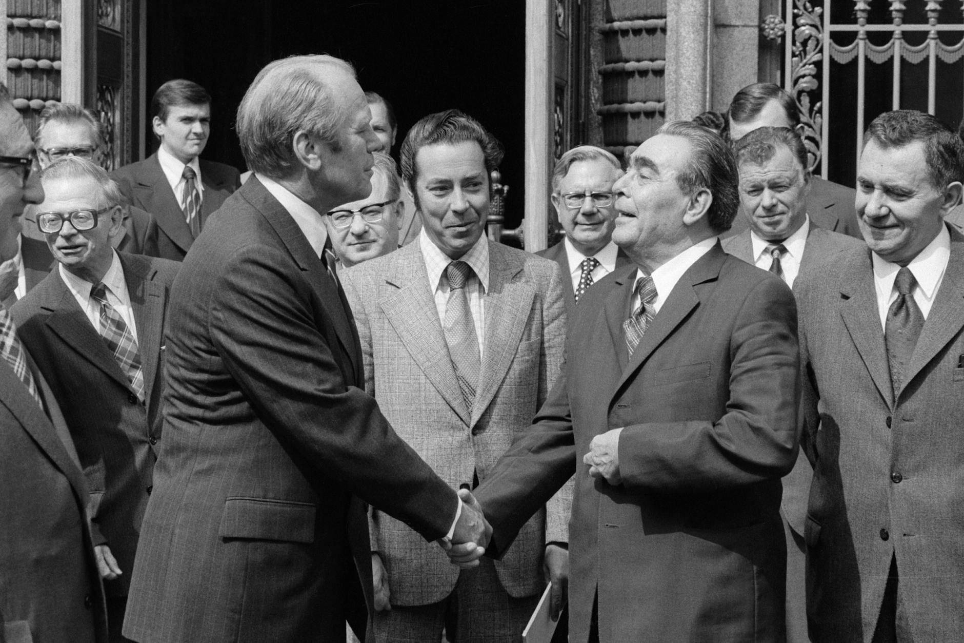 US President Gerald Ford (left), Soviet president Leonid Brezhnev and Soviet prime minister Andrei Gromyko (right) pictured in front of the Soviet embassy in Helsinki during the CSCE 1975 conference in August 1975. LEHTIKUVA / VESA KLEMETTI / LKS 20150625 - HELSINKI - ETYK - CSCE 1975 : Yhdysvaltain presidentti Gerard Ford, Neuvostoliiton presidentti Leonid Brezhnev ja Neuvostoliiton ulkoministeri Andrei Gromyko Neuvostoliiton suurlähetystön edustalla ETY-kokouksen aikaan elokuussa 1975. LK20051005141935GGLF STT:N JUTTUUN Etykistä 40 vuotta: Liennytysjuhlasta pakotteiden sanelemaan arkeen