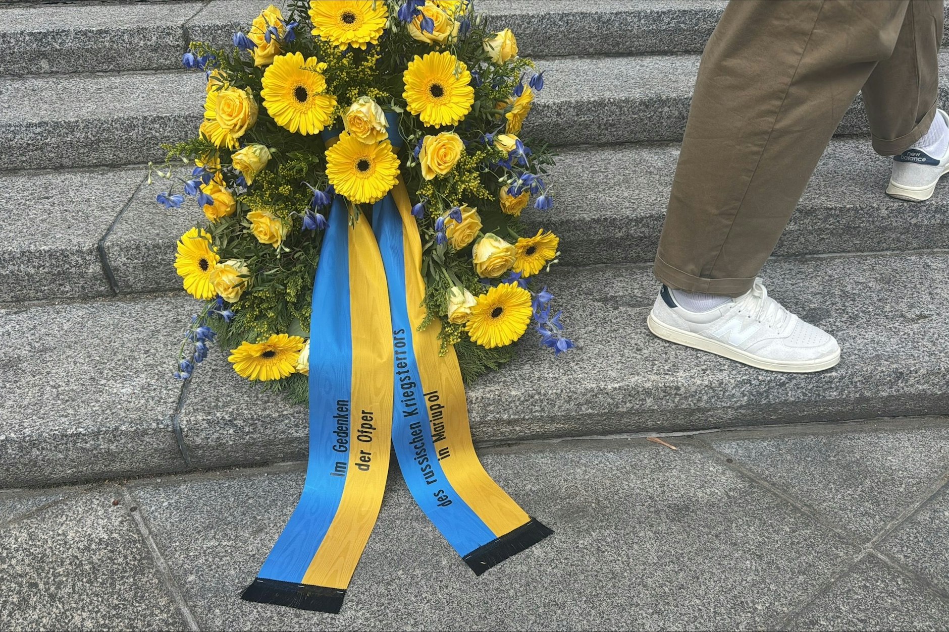 Kranz in Gedenken an die Opfer von Mariupol am Sowjetischen Ehrenmal im Tiergarten.