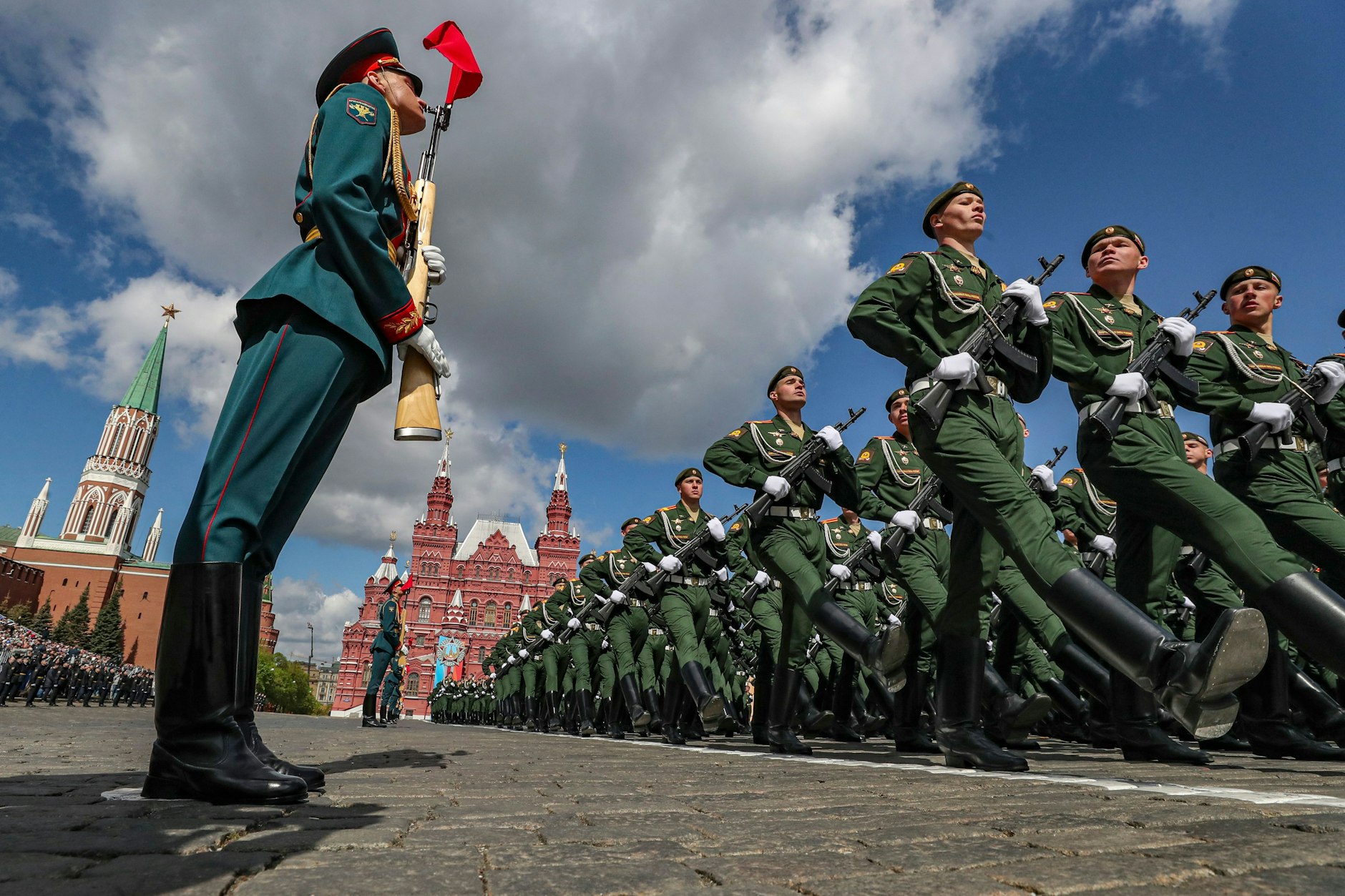 Russische Soldaten proben die Militärparade zum Tag des Sieges auf dem Roten Platz. Die Parade wird am 9. Mai stattfinden, um den 79. Jahrestag des Sieges im Zweiten Weltkrieg zu feiern.