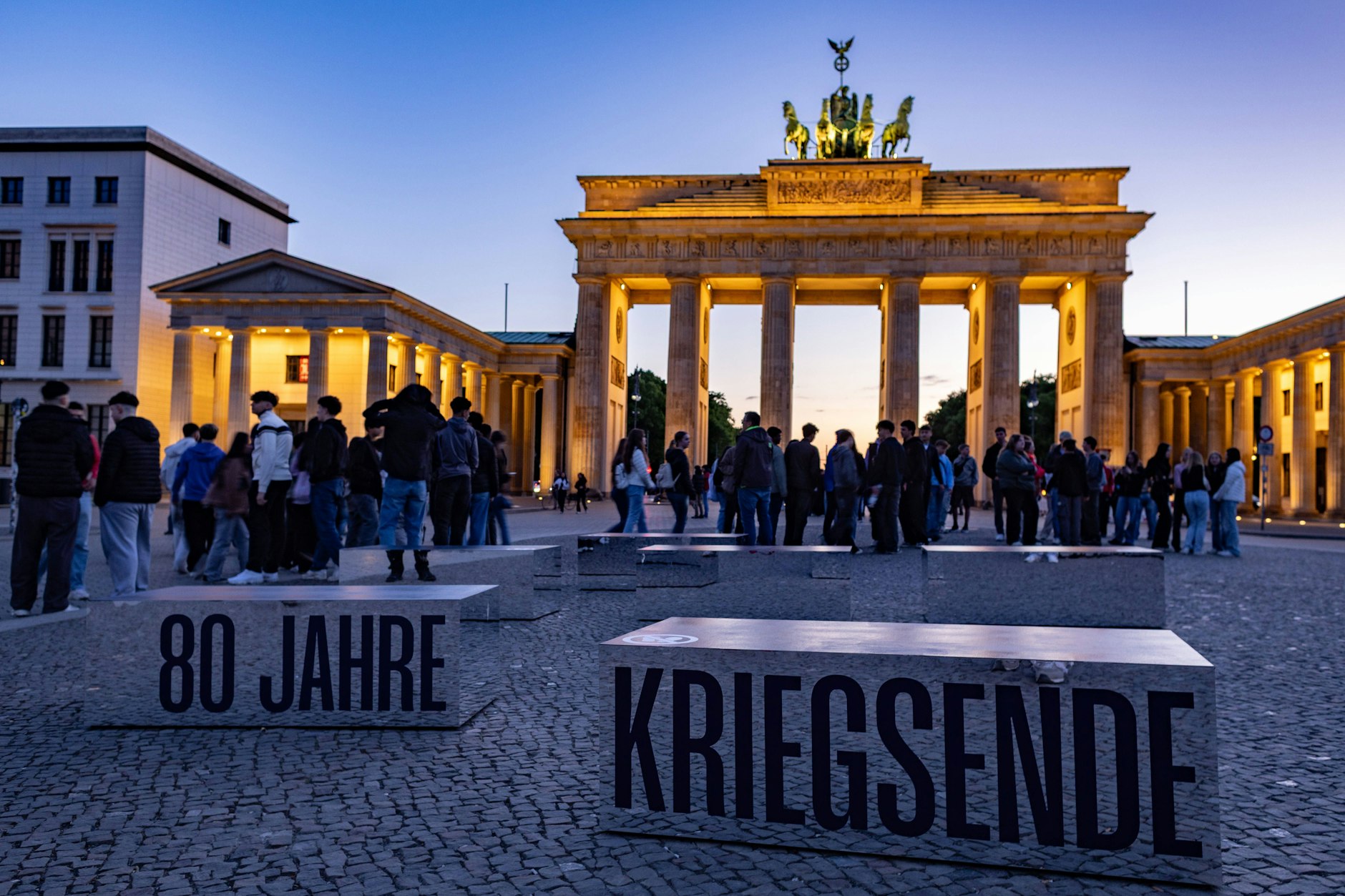 Das Brandenburger Tor stand am 8. Mai 2025 zum Gedenktag besonders im Fokus