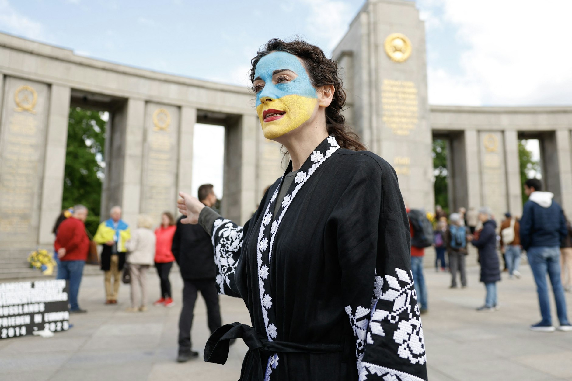 Unterstützerin der Ukraine am Donnerstag vor dem Ehrenmal im Tiergarten