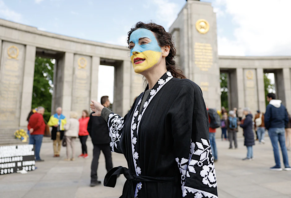 Unterstützerin der Ukraine am Donnerstag vor dem Ehrenmal im Tiergarten