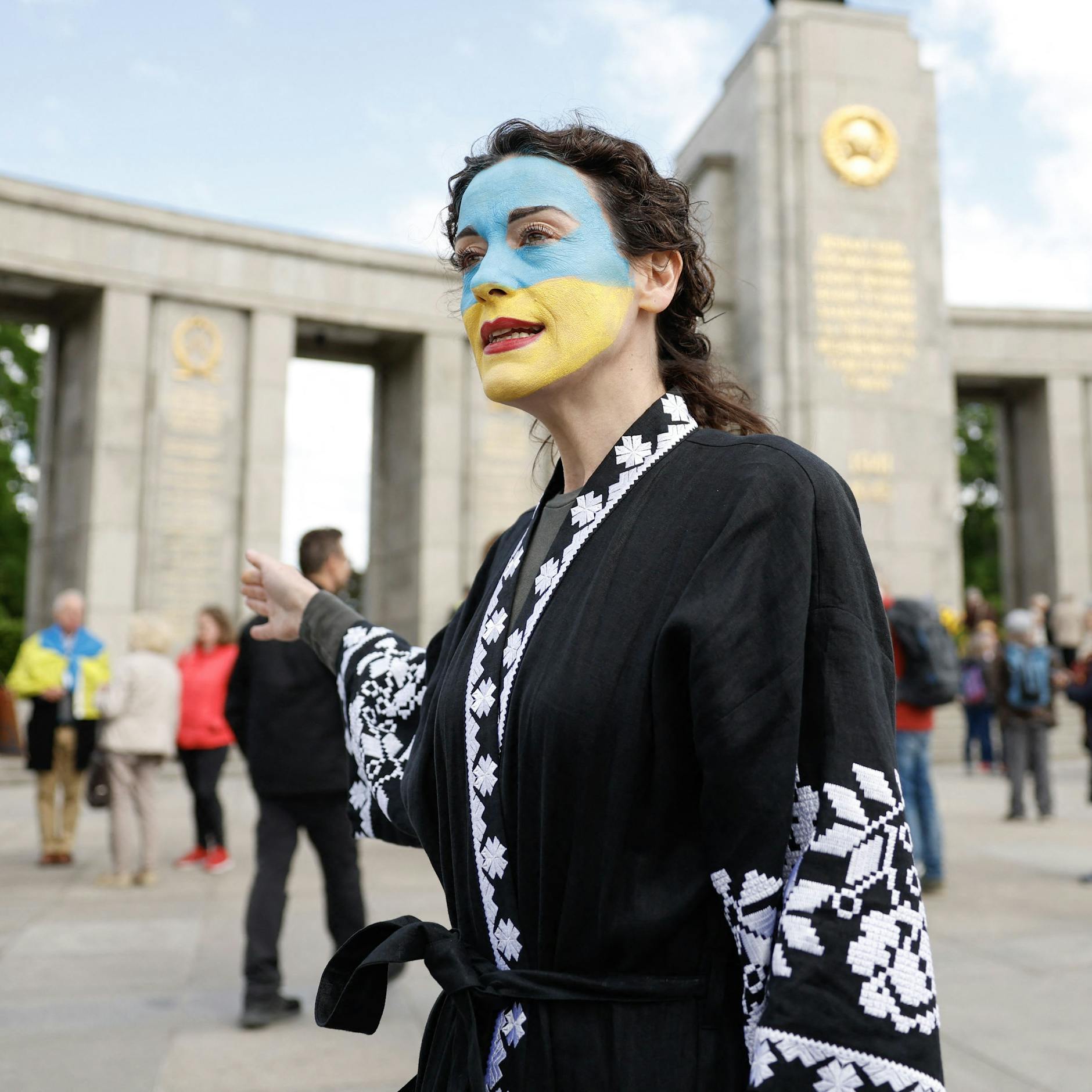 Image - Newsblog zu Kriegsgedenken in Berlin: Proukrainische Demonstranten im Tiergarten