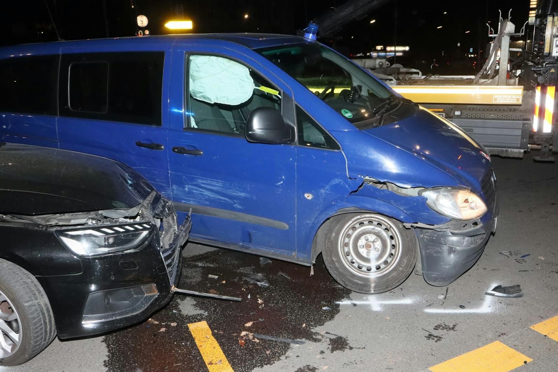 Der Audi rammte den Gefangenentransport an einer Kreuzung.