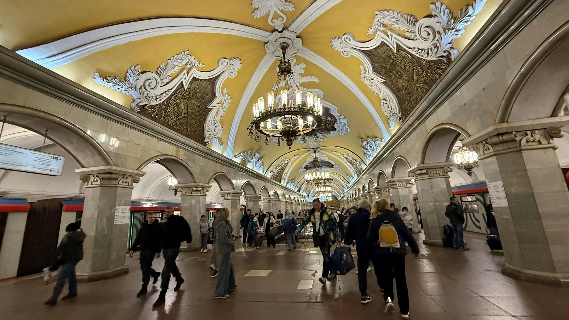 Die Station Komsomolskaja auf der braunen Ringlinie gehört zu den prächtigsten des großen Verkehrsnetzes. Die offiziell am 15. Mai 1935 mit der ersten Linie in Betrieb genommene U-Bahn ist wegen ihrer Schönheit heute eine auch bei Touristen beliebte Sehenswürdigkeit.