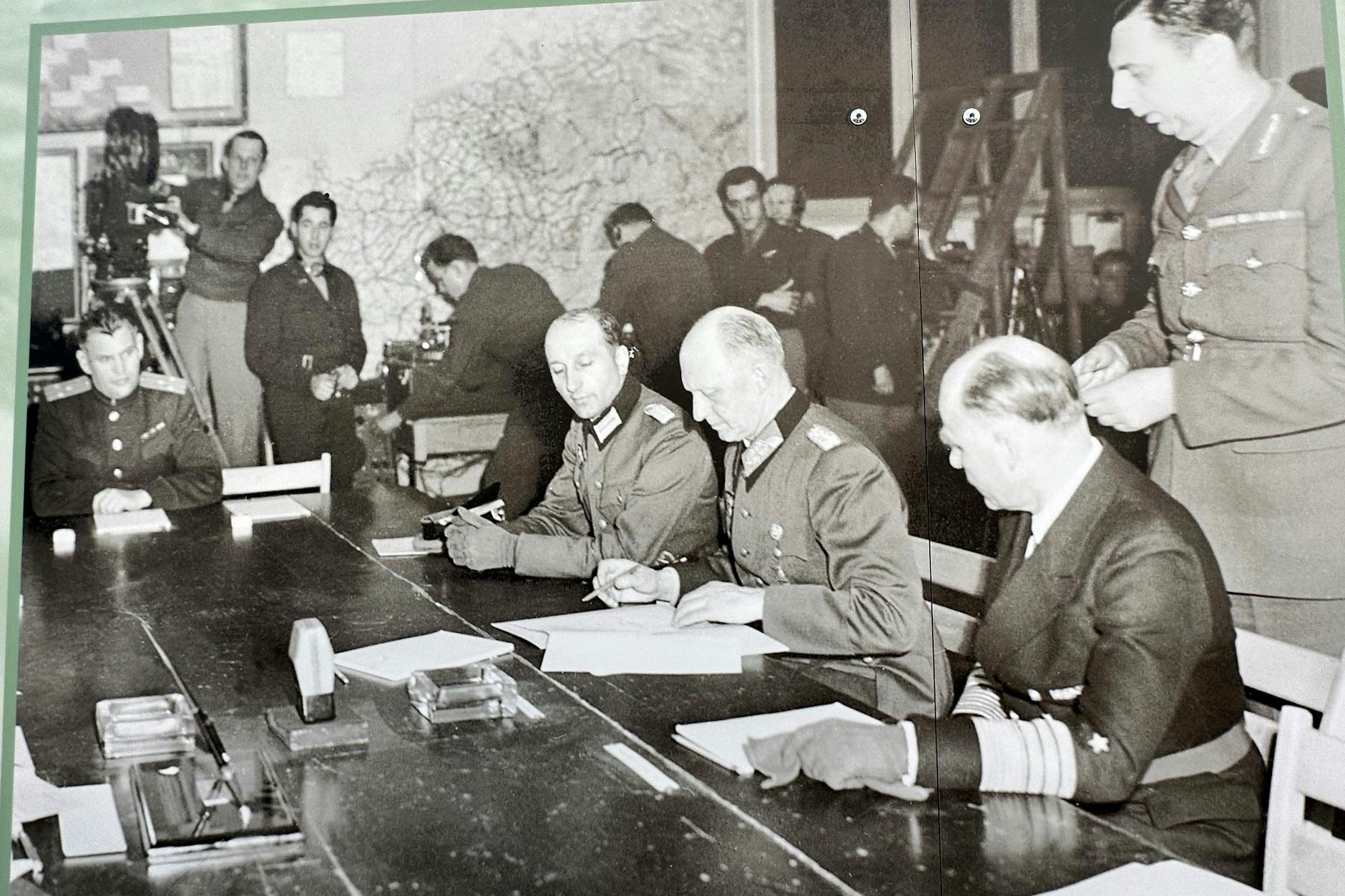 Alfred Jodl kapituliert in Reims.