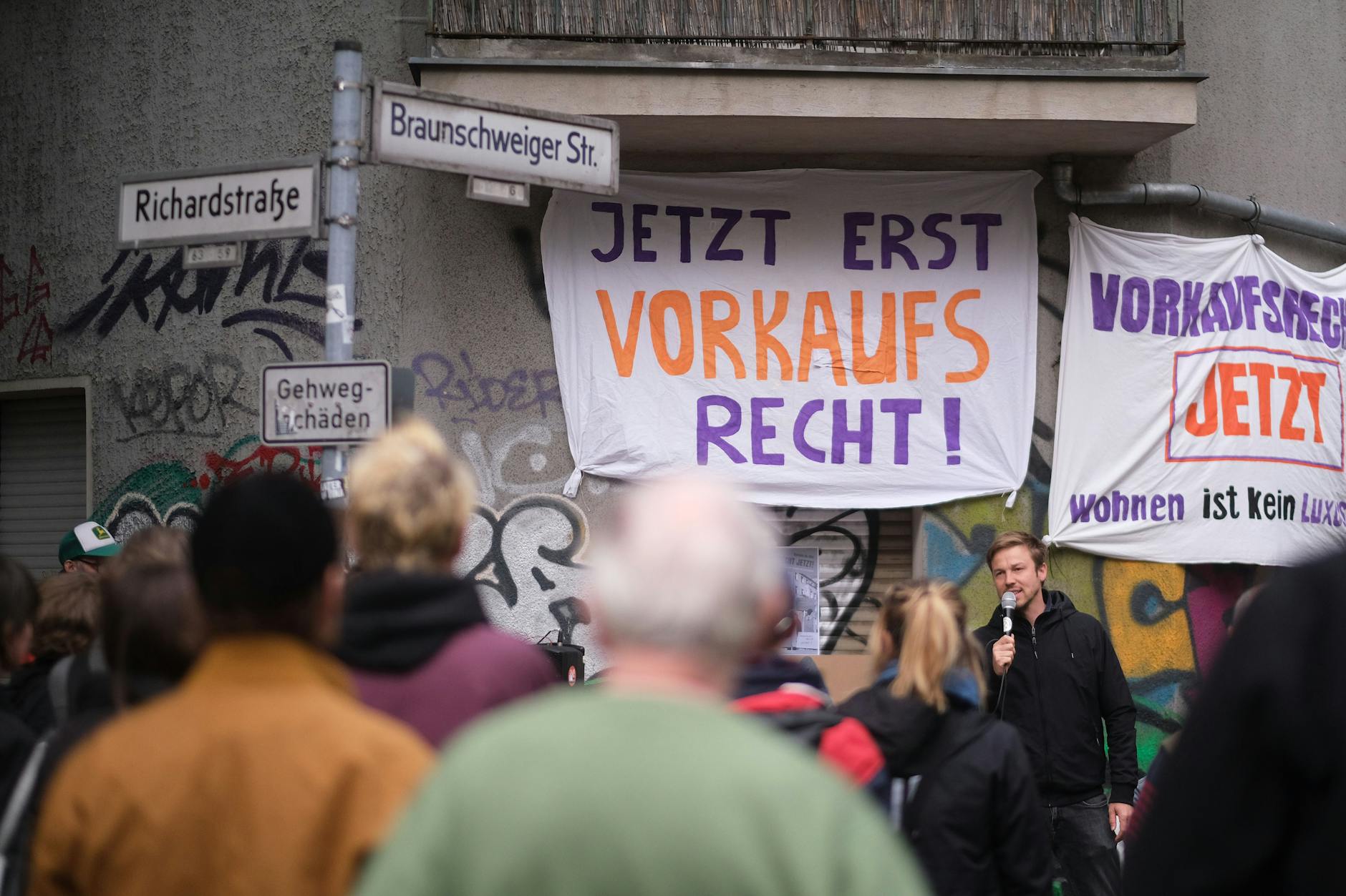 Berliner Mieter kämpfen in Neukölln gegen Verdrängung: Wenn sie nicht bald einen Käufer für ihr Haus finden, droht vielen die Wohnungslosigkeit.