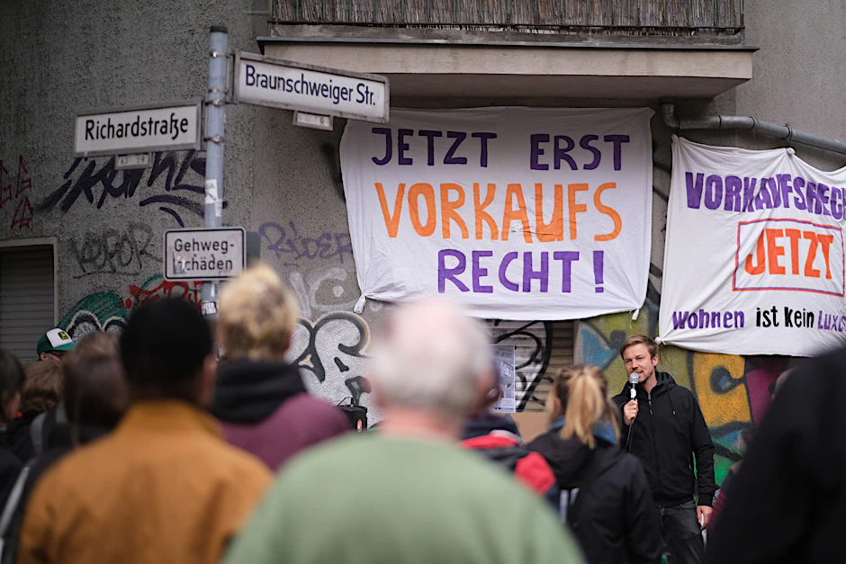 Berliner Mieter kämpfen in Neukölln gegen Verdrängung: Wenn sie nicht bald einen Käufer für ihr Haus finden, droht vielen die Wohnungslosigkeit.