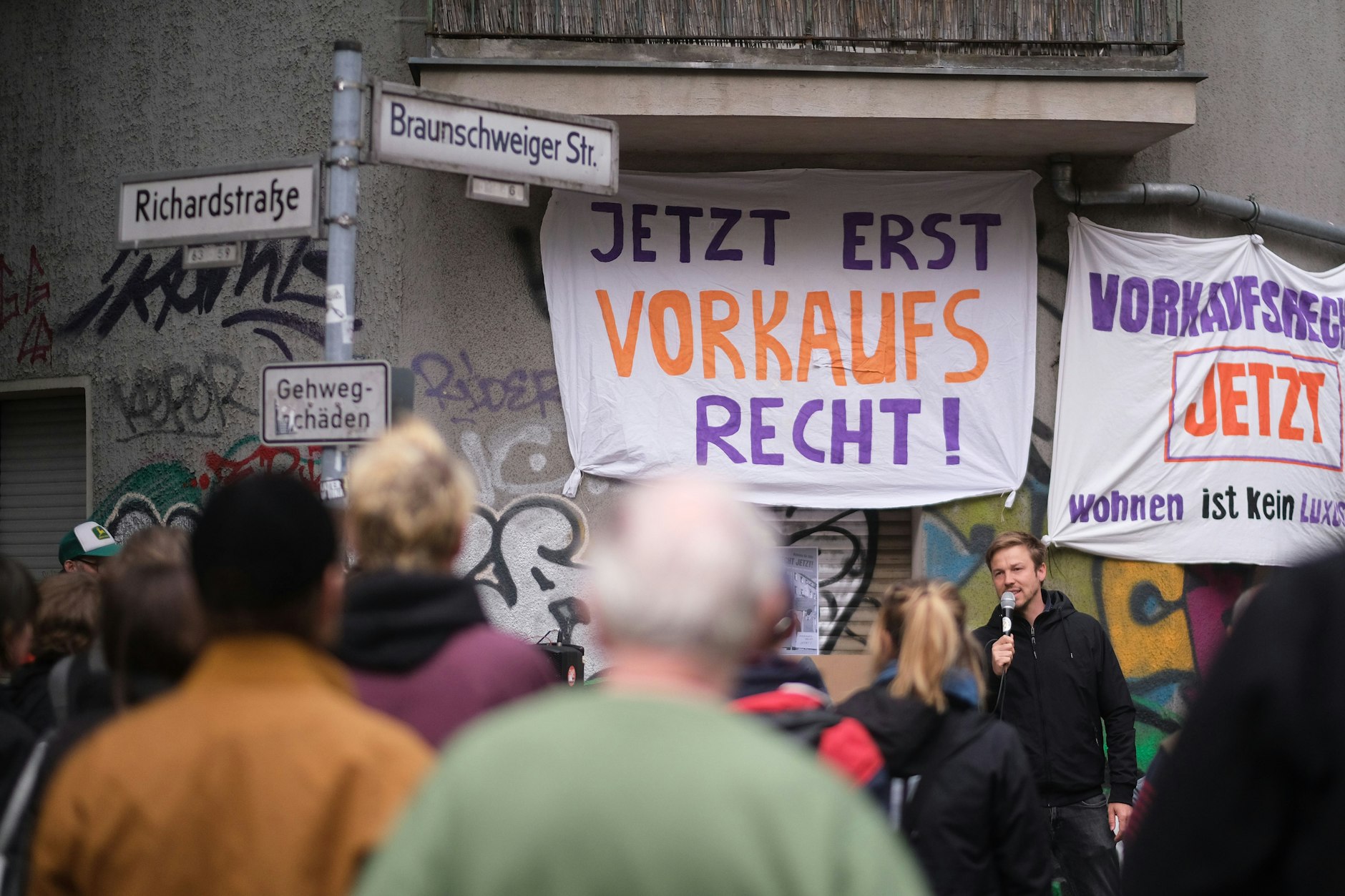 Berliner Mieter kämpfen in Neukölln gegen Verdrängung: Wenn sie nicht bald einen Käufer für ihr Haus finden, droht vielen die Wohnungslosigkeit.