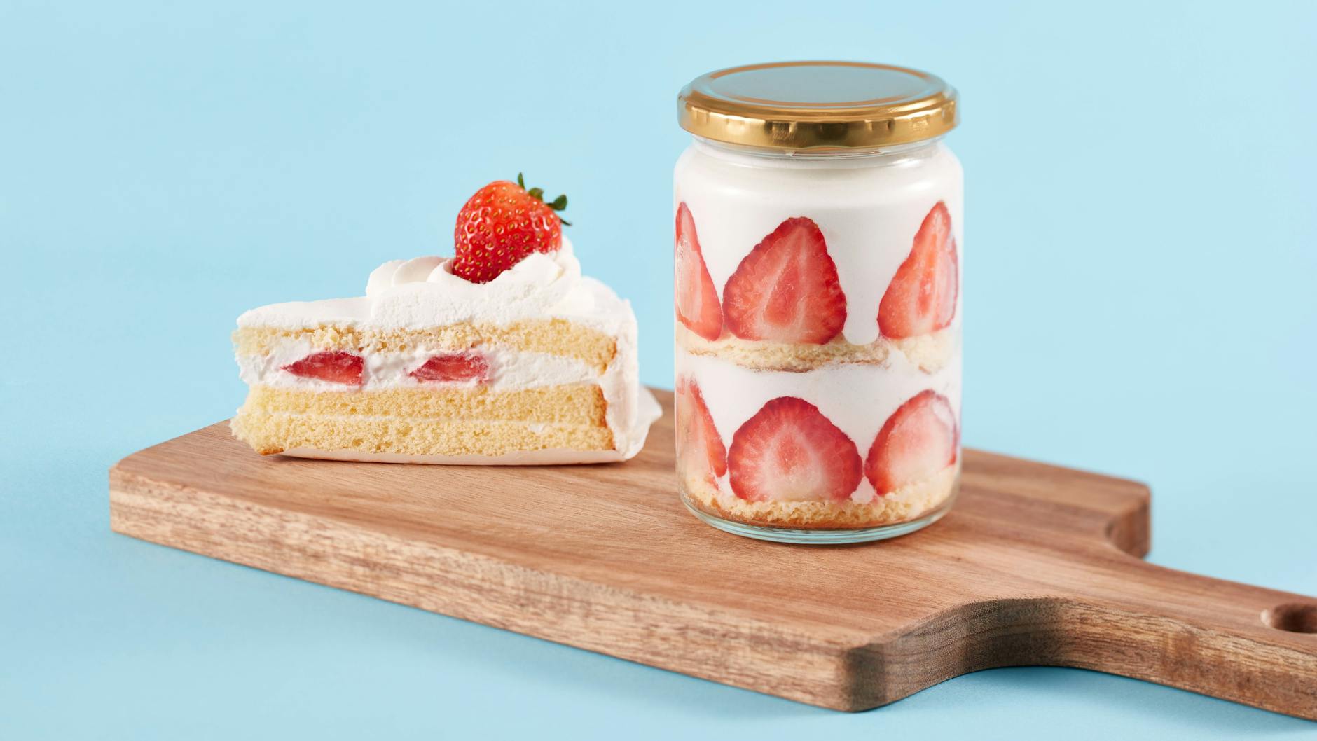 Erdbeerkuchen to go: Sie können die Zutaten des Erdbeerkuchens mit Zitronensahne auch in ein Glas schichten.