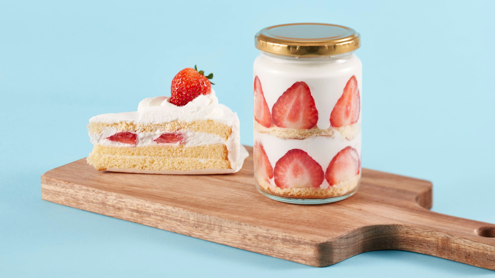 Erdbeerkuchen to go: Sie können die Zutaten des Erdbeerkuchens mit Zitronensahne auch in ein Glas schichten.
